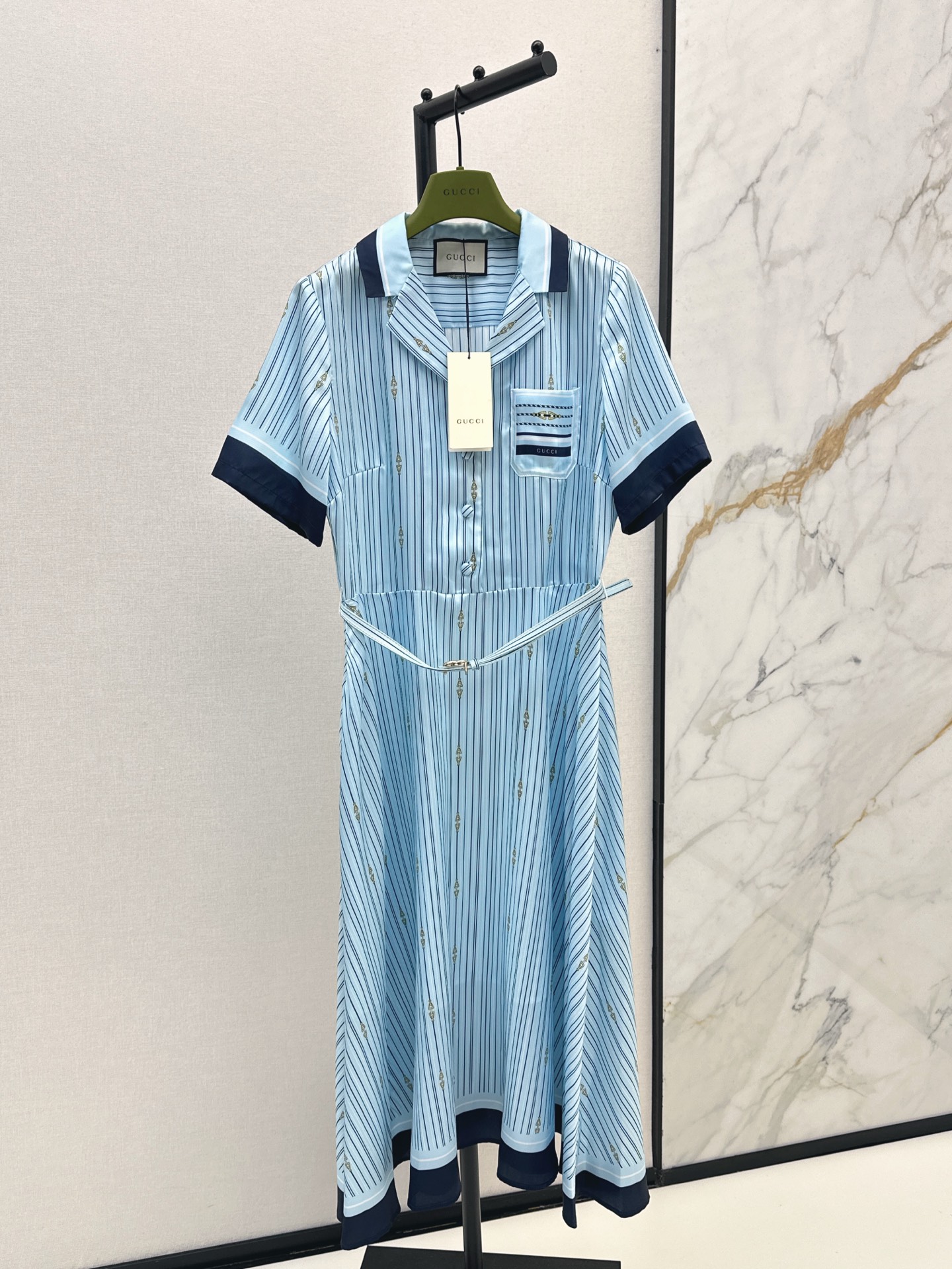 NO:422130,Gu 25Ss————The latest striped printed short-sleeved dress in spring and summer. The upper body is full of fashionable and high-end feeling and has aura. The fabric is very textured. Fashionable and high-end. The color is super positive. The upper body looks white and slim. A classic series with a cool and handsome feeling. It is windy when walking. The upper body is fully open. The length is just right. Easy to control. Two colors are available for sale in stock. SML, skirts, T-shirt, alexander wang.19860909Gu 25Ss————春夏最新款条纹印花短袖连衣裙 上身就是满满的时髦高级感自带气场 面料质感很奈斯 时髦又高级 颜色超级正 上身显白又显瘦 自带酷帅感的经典系列 走路都带风 上身气场全开 长度恰到好处 轻松驾驭 两色现货发售sml,,skirts,T-shirt,alexander wang,Women's clothing