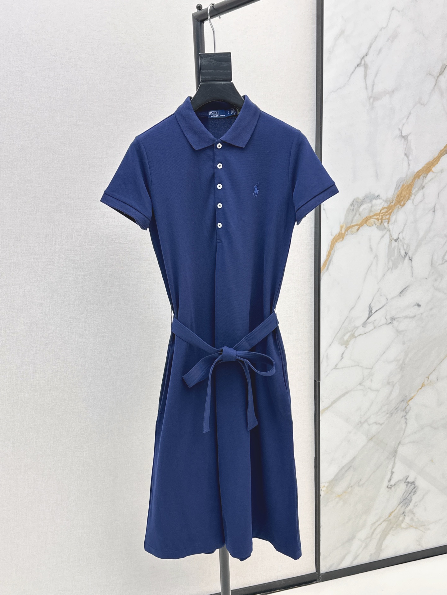 NO:422089,RL 25Ss————The latest classic logo embroidery decorative belt polo dress with cotton material has good moisture absorption and soft touch. The A-line style is comfortable, breathable and not stuffy. The lapel design modifies the neck lines. The classic logo embroidery pattern on the chest increases fashion and age-reducing. One-color spot-on sml, skirts, alexander wang19860909RL 25Ss————春夏最新款经典logo刺绣装饰腰带polo连衣裙全棉材质具有良好的吸湿性和柔软触感 A字版型舒适透气不闷热 翻领的设计修饰颈部线条 胸前经典logo刺绣图案 增加了时髦度 洋气减龄 一色现货发售sml,,skirts,alexander wang,Women's clothing