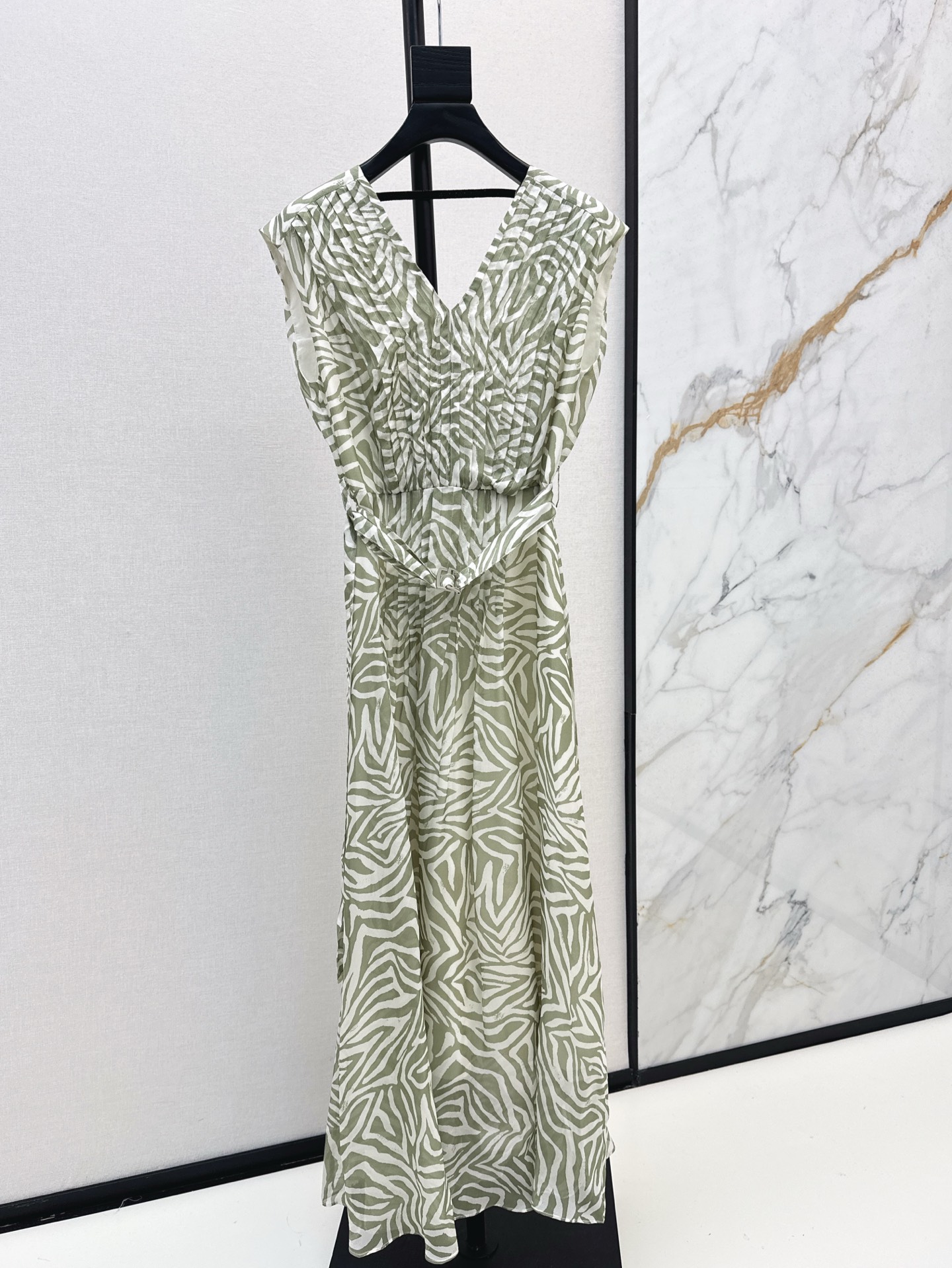 NO:422081,Bc 25Ss————The latest spring and summer white and rich beauty must-enter vacation dress with temperament V-neck waist design is elegant 100% imported silk texture is light, flowing, breathable and comfortable, oriental aesthetics and artistic tones are romantic in summer, classic style is fashionable and high-end, one-color spot sml, skirts, alexander wang19860909Bc 25Ss————春夏最新款白富美必入度假连衣裙气质V领收腰设计优雅 百分百进口蚕丝质感轻盈飘逸透气舒适 东方美学艺术色调浪漫夏日上身绝绝子 经典版型时髦又高级 一色现货发售sml,,skirts,alexander wang,Women's clothing