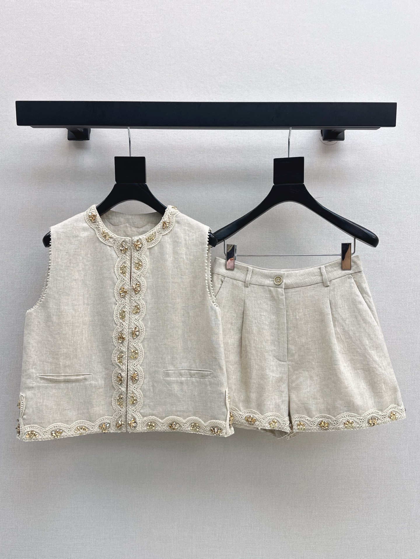 NO:422073,Vest, heavy recommendation for shorts~ 25Ss - the latest spring and summer rhombus lace decoration and trim suit Vest + shorts, exquisiteness cannot be hidden, a set of high-end temperament with upper body, woven webbing design Vest top with high waist shorts, a set that shows the body proportions, very hidden flesh, small people can easily control 100% linen fabric, very suitable for summer outfits to develop in one color, spot-on sml, shorts, alexander wang19860909马甲 短裤重磅推荐～ 25Ss——春夏最新款水钻花边装饰镶边套装 马甲+短裤 精致感藏都藏不住 一套上身妥妥的高级气质感 编织织带镶边设计 马甲上衣搭配高腰短裤 很显身材比例的一套 很藏肉 小个子也能轻松驾驭 百分百亚麻面料 很适合夏日穿搭一色分开发 现货发售sml,,shorts,alexander wang,Women's clothing