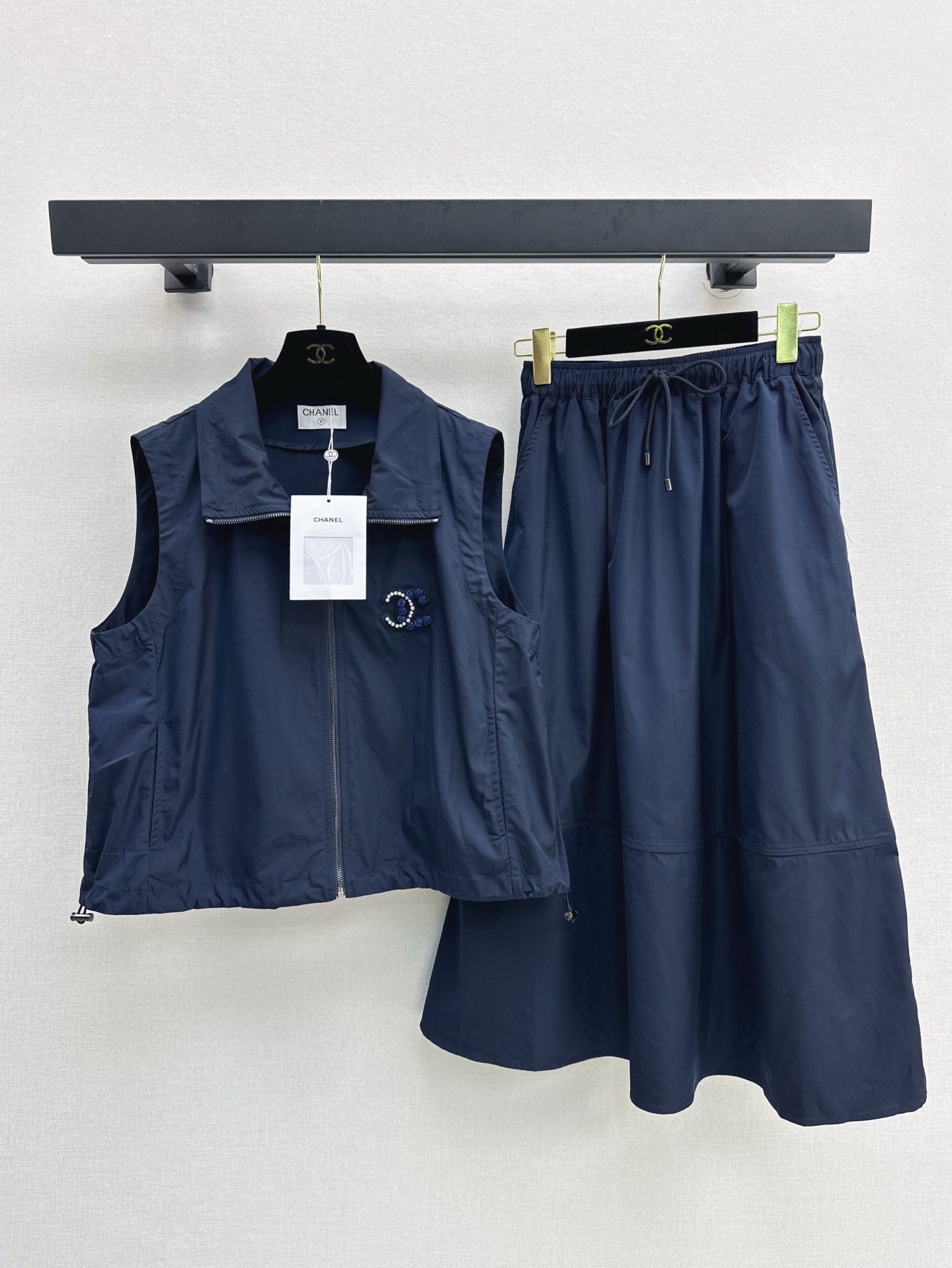 NO:422028,C home 25Ss————The latest spring and summer sports girl-style nylon suit vest jacket + skirt. One outfit has a handsome feeling. The upper body looks slim and tall. It can be sweet or salty. It is fashionable and casual. One outfit is available. Two colors are available in stock. SML, chanel, skirts, jackets & coats, alexander wang19860909C家 25Ss————春夏最新款运动少女风尼龙套装马甲外套+半裙 一套穿搭自带帅气感 版型上身显瘦又显高 可甜可盐时髦运动休闲有范 一套出 两色现货发售sml,,chanel,skirts,jackets & coats,alexander wang,Women's clothing