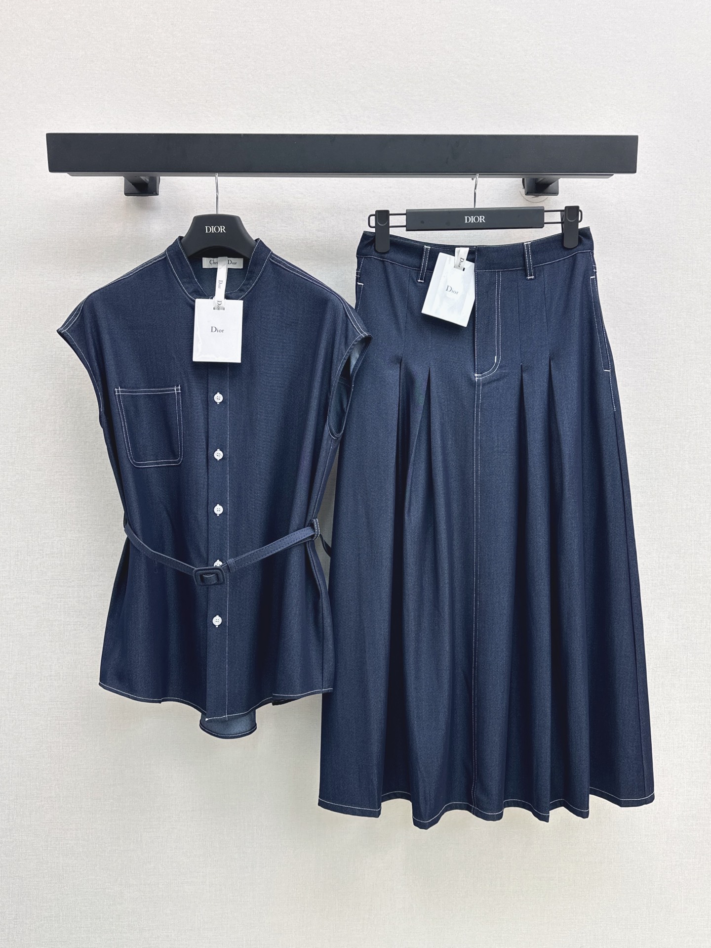 NO:422080,Exclusive model ~ CD 25Ss————The latest spring and summer fashion sense online denim suit handsome sleeveless denim top + long pleated skirt. This look is really versatile for all occasions. Whether it is commuting or daily vacation, it is OK. The casual feeling is online and there will be no formal style. One-sex divided development. SML vests, skirts, alexander wang19860909独家款～ CD 25Ss————春夏最新款时髦感在线牛仔套装帅气无袖牛仔上衣+长款压褶半裙 这一套Look真的是各种场合都百搭 不管是通勤或者日常度假都OK 休闲感在线又不会缺少正式范 一色分开发 现货发售sml 马甲,,skirts,alexander wang,Women's clothing