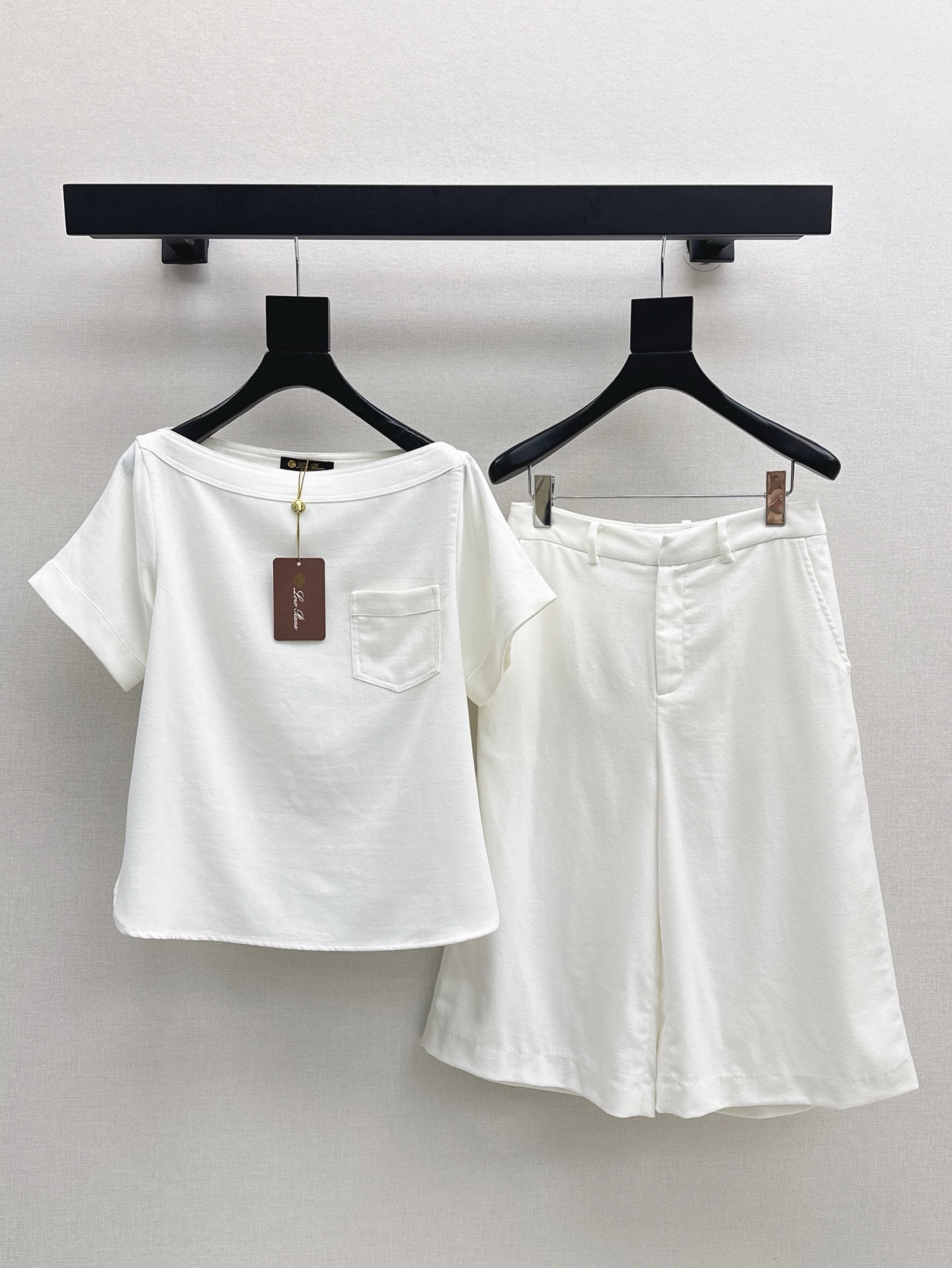 NO:422072,Gao Zhiyan outfit LP 25Ss————The latest spring and summer minimalist old money style suit one-length top + mid-trousers. Imported linen fabric is light and comfortable. One set to match the upper body and the temperament is casual. The classic style is versatile and not picky about the upper body. One set is out. Two colors are available for sale in stock. Loro piano, alexander wang19860909高智感穿搭 LP 25Ss————春夏最新款极简老钱风套装一字领上衣+中裤 进口亚麻面料质感轻盈舒适 一套搭配上身气质随性 经典版型百搭不挑人上身 一套出 两色现货发售sml,,loro piana,alexander wang,Women's clothing