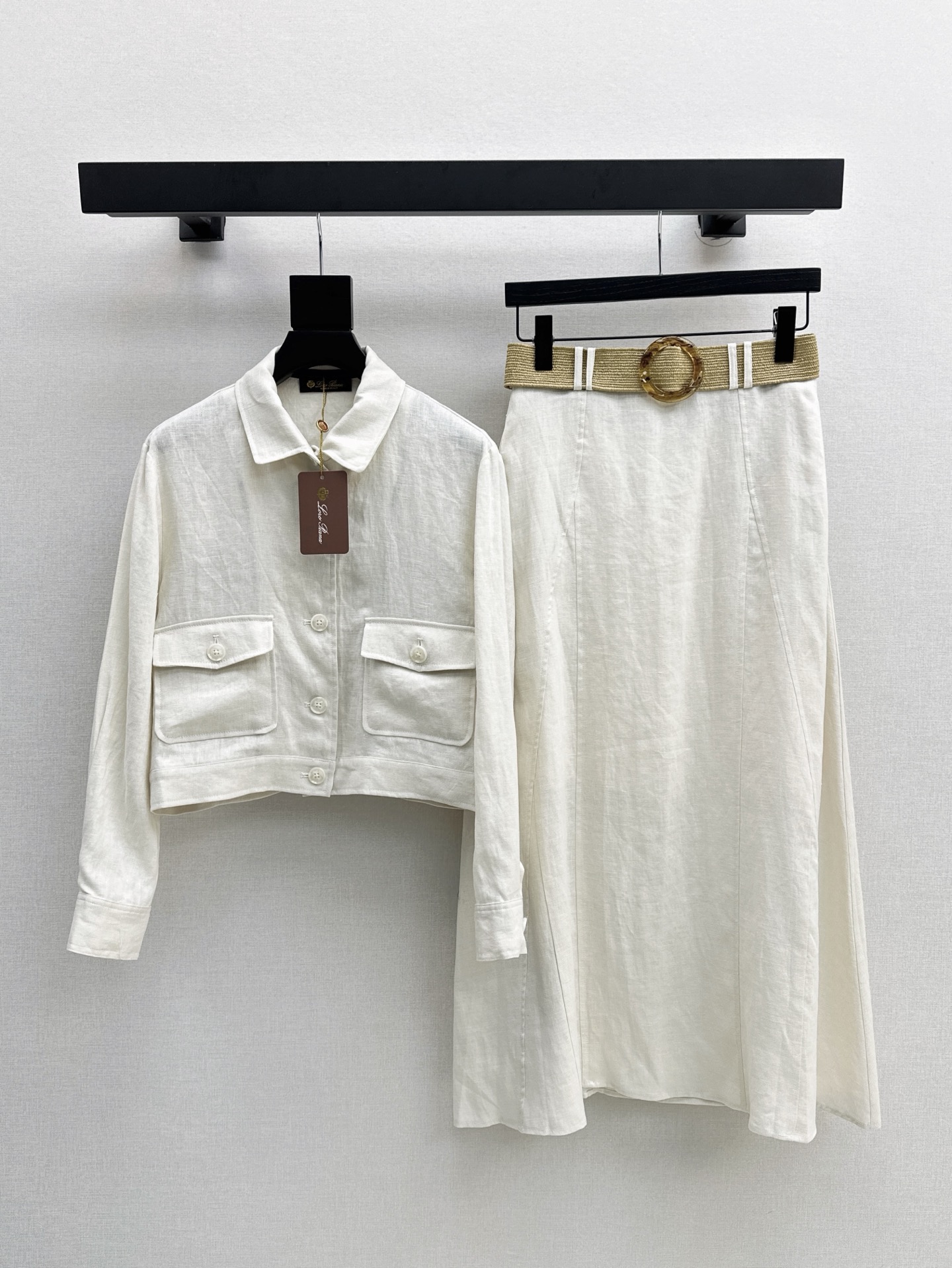 NO:422036,Gao Zhishen outfit LP 25Ss———The latest spring and summer minimalist old money style suit lapel short jacket + skirt Imported linen fabric is light and comfortable texture, a set of matching upper body and casual temperament, classic style is versatile and not picky for people on the upper body Delivery belt Two-color development SML jackets, loro piano, skirts, jackets & coats, alexander wang19860909高智感穿搭 LP 25Ss————春夏最新款极简老钱风套装翻领小短款外套+半裙 进口亚麻面料质感轻盈舒适 一套搭配上身气质随性 经典版型百搭不挑人上身 配送腰带 两色分开发 现货发售sml 外套,,loro piana,skirts,jackets & coats,alexander wang,Women's clothing