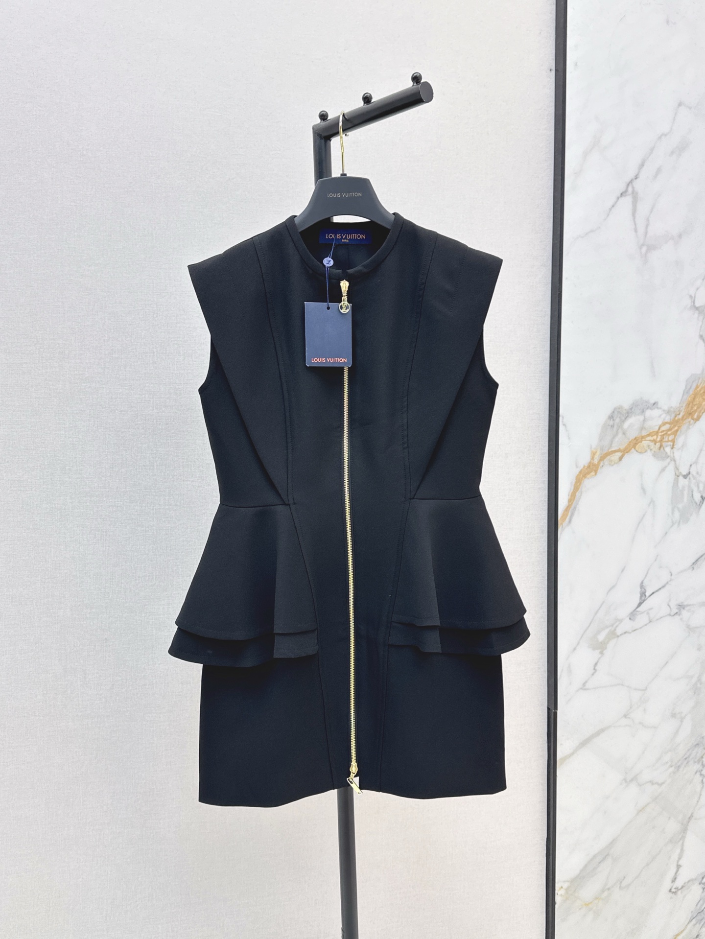 NO:423765,L Home 25Ss————The latest spring and summer ruffled vest dress Customized black suit fabric Low-key luxury and high-end Layered ruffled zipper decoration versatile and not picky. The vest hip design is huge and slim. The casual style that can be sweet and salty. Original custom hardware accessories. SML is available in stock,,louis vuitton, skirts,alexander wang19860909L家 25Ss————春夏最新款荷叶边背心连衣裙 定制黑色西服面料 低调奢华又高级 层叠荷叶边拉链装饰百搭不挑人 背心包臀设计上身巨显瘦 可甜可盐的休闲风 原版定制五金配件 一色现货发售sml,,louis vuitton,skirts,alexander wang,Women's clothing