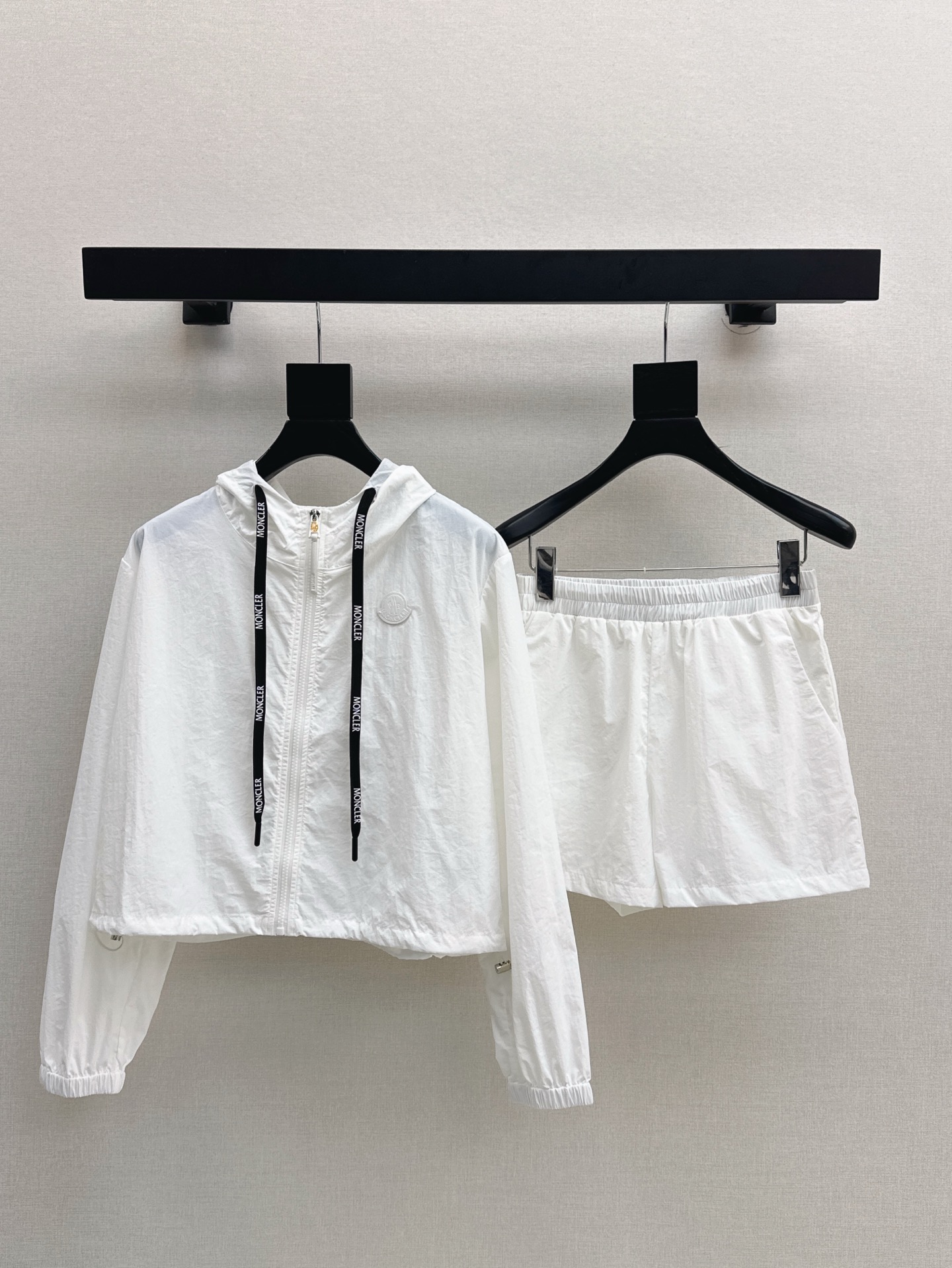 NO:423759,Casual Sports Mc 25Ss————The latest sunscreen suit for spring and summer, hooded jacket + shorts, sports and leisure, a must-have for tennis, girlish, very age-reducing, full of vitality, simple and versatile, clean and elegant, made of nylon fabric, one set, three colors for sale in stock, sml, shorts, jackets & coats, hats, alexander wang19860909休闲运动 Mc 25Ss————春夏最新款防晒套装 连帽外套+短裤 运动休闲必入 妥妥的的网球少女感 十分减龄 活力满满的 简洁百搭 干干净净很显气质 采用尼龙面料 一套出 三色现货发售sml,,shorts,jackets & coats,hats,alexander wang,Women's clothing