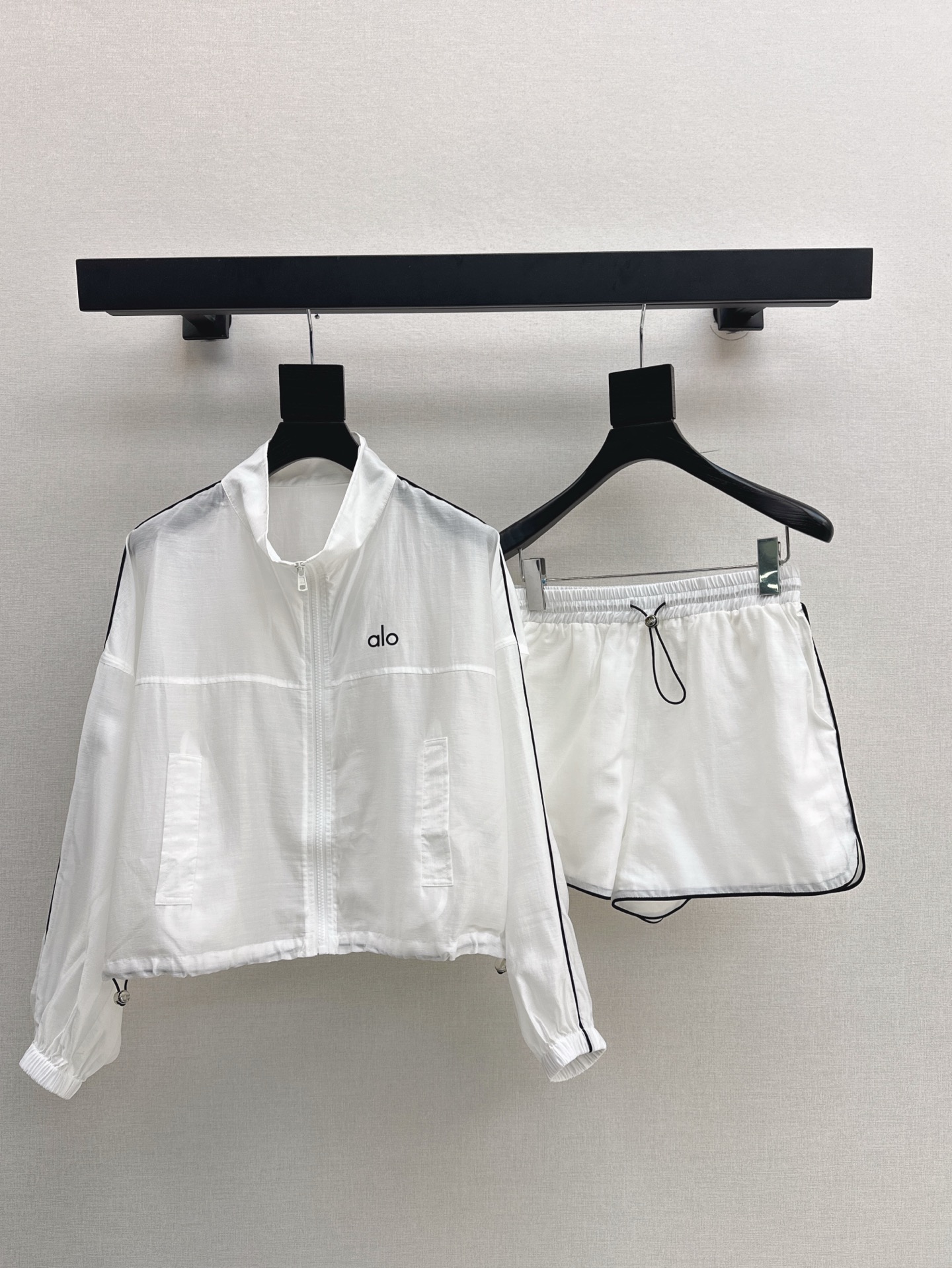 NO:423752,Casual Sports Alo 25Ss————The latest spring and summer contrasting line sun protection suits, stand-up collar jackets + shorts, sports and leisure must-have, a true tennis girlish feeling, very age-reducing, full of vitality, simple and versatile, clean and elegant, made of nylon fabric, one set, two colors for sale in stock, sml, shorts, jackets & coats, alexander wang19860909休闲运动 Alo 25Ss————春夏最新款撞色线条防晒套装 立领外套+短裤 运动休闲必入 妥妥的的网球少女感 十分减龄 活力满满的 简洁百搭 干干净净很显气质 采用尼龙面料 一套出 两色现货发售sml,,shorts,jackets & coats,alexander wang,Women's clothing