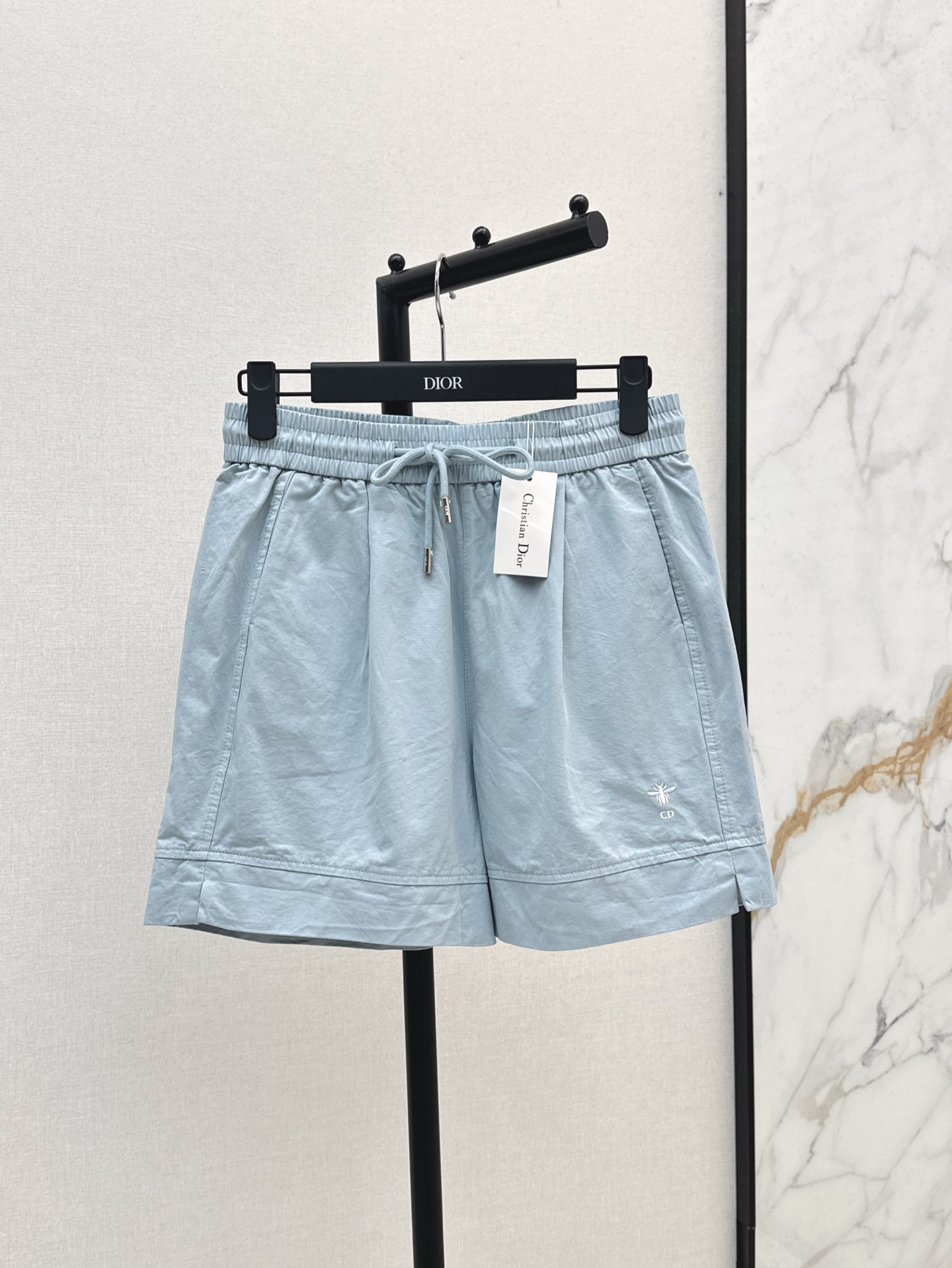 NO:423744,CD 25Ss————The latest spring and summer bee embroidered decorative casual shorts look good no matter how you wear it. The style is micro-A tailored. The summer rainbow color is eye-catching. The proportion is very good. It is especially practical. Four colors are available for sale in stock. SML, shorts, alexander wang19860909CD 25Ss————春夏最新款蜜蜂刺绣装饰休闲短裤怎么穿都是很好看的 版型是微A剪裁 夏日彩虹色系 让人眼前一亮 显的比例很好 特别实穿 四色现货发售sml,,shorts,alexander wang,Women's clothing