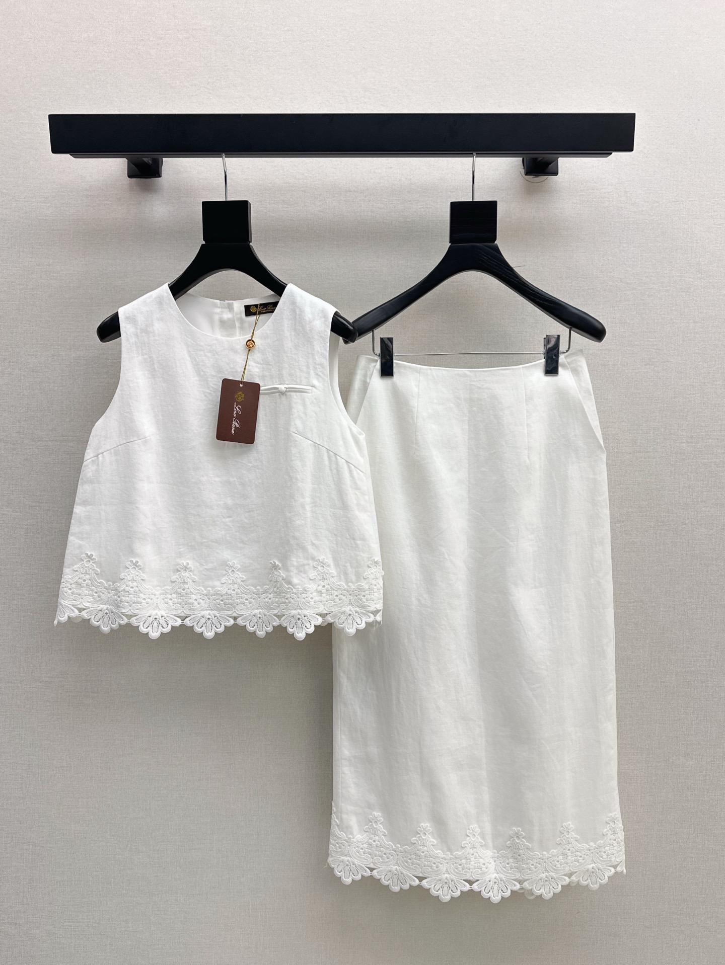 NO:423735,400L 25Ss————The latest vest set for spring and summer, embroidered sleeveless spliced ​​lace decorative sleeveless top + skirt, slim and tall upper body, gentle and elegant without losing the aura, exquisite visual style, slim and not picky. One set, two colors are available in stock, sml, loro piana, skirts, alexander wang19860909400L 25Ss————春夏最新款马甲套装 刺绣无袖拼接蕾丝装饰无袖上衣+半裙 上身显瘦又高挑 不失气场的温柔优雅感 精致既视感版型显瘦不挑人 一套出 两色现货发售sml,,loro piana,skirts,alexander wang,Women's clothing