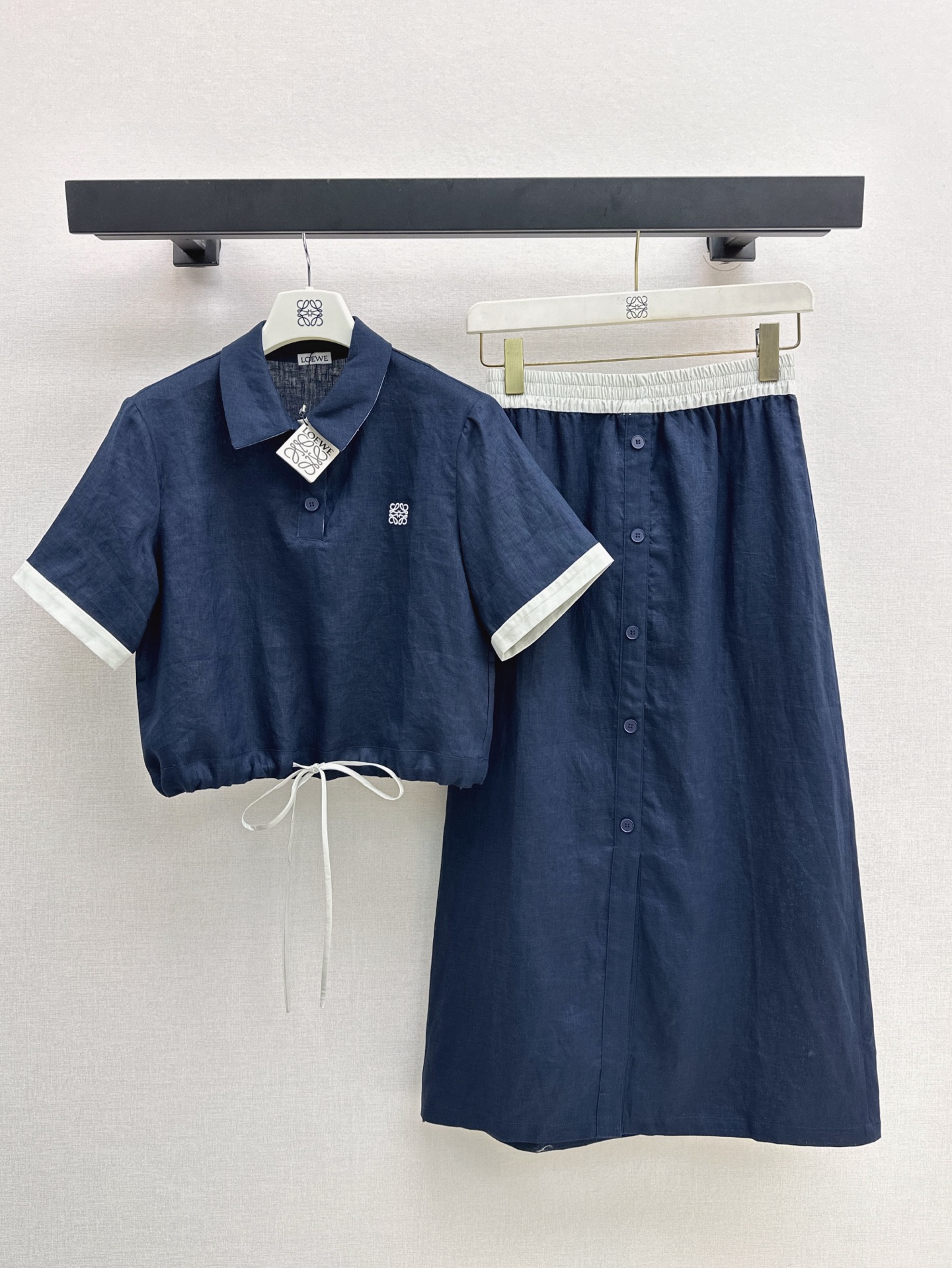 NO:423878,Loe 25Ss————The latest color-blocking suit for spring and summer, contrasting lapel top + skirt, slim and tall upper body, gentle and elegant without losing the aura, exquisite visual style, slim and not picky. One set, one color is available in stock, sml, loewe, skirts, alexander wang19860909Loe 25Ss————春夏最新款拼色套装 撞色翻领上衣+半裙 上身显瘦又高挑 不失气场的温柔优雅感 精致既视感版型显瘦不挑人 一套出 一色现货发售sml,,loewe,skirts,alexander wang,Women's clothing