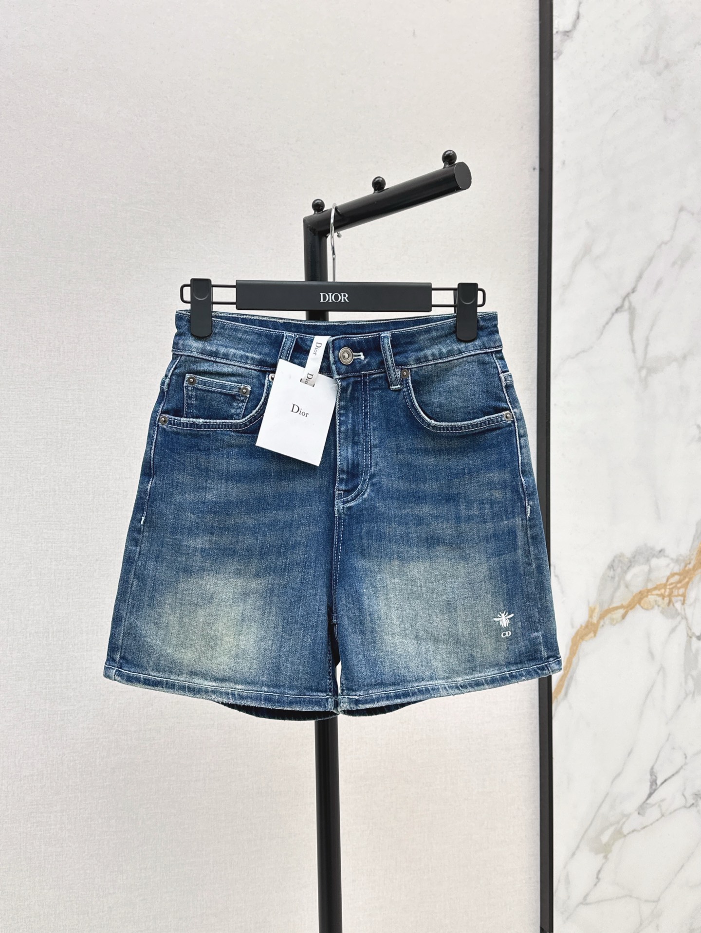 NO:423870,Must-have for people CD 25Ss————The latest classic bee embroidered shorts in spring and summer. The long green style in the closet. It is so easy to match. This pair of shorts is needed for both T-shirts or shirts. It uses imported elastic denim cotton. It is slim and slim. The fabric is very comfortable. The back pocket design attracts attention in seconds. One color is available for sale in stock. SML, shorts,shirts,tees, t-shirt,alexander wang19860909人手必备款 CD 25Ss————春夏最新款经典蜜蜂刺绣短裤 衣橱里长青款 太好搭配了 不管是T恤或者衬衫都需要这一条短裤 采用进口的弹性牛仔棉 修身显瘦 面料很舒服 后背口袋设计秒吸睛 一色现货发售sml,,shorts,shirts,tees，t-shirt,alexander wang,Women's clothing