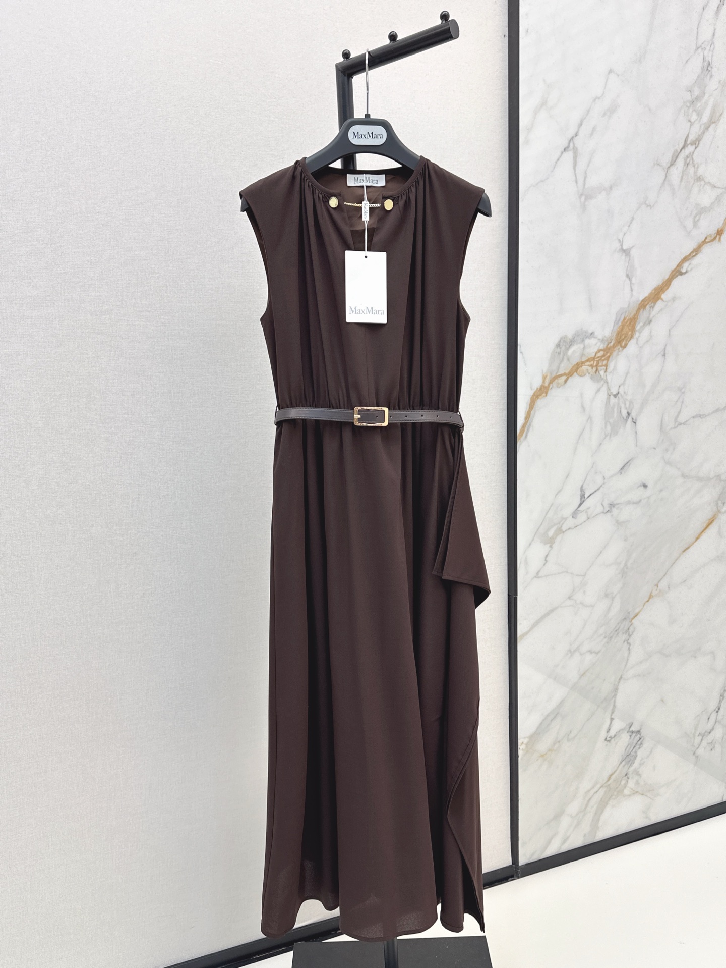 NO:423747,Max 25Ss————The latest Hepburn style elegant half-open collar waist-closing sleeveless dress in spring and summer. Tencel blended acetate fabric is very high-end. The irregular skirt design and belt upper body are not picky at all. The style makes you look slim and the details are small and sexy. Gentle and generous to enhance the temperament. The fabric drapes are not wrinkled. Chocolate/black. They are all very easy to wear and look good. This dress is so beautiful that it is available in two colors. SML, skirts, alexander wang19860909Max 25Ss————春夏最新款赫本风优雅半开领收腰无袖连衣裙 天丝混纺醋酸面料很高级 不规则裙摆设计搭配腰带上身完全不挑人 版型显瘦细节小性感 温柔大方提气质 面料垂感不起皱 巧克力色/黑色 都非常好穿耐看 被这款连衣裙美到啦 两色现货发售sml,,skirts,alexander wang,Women's clothing