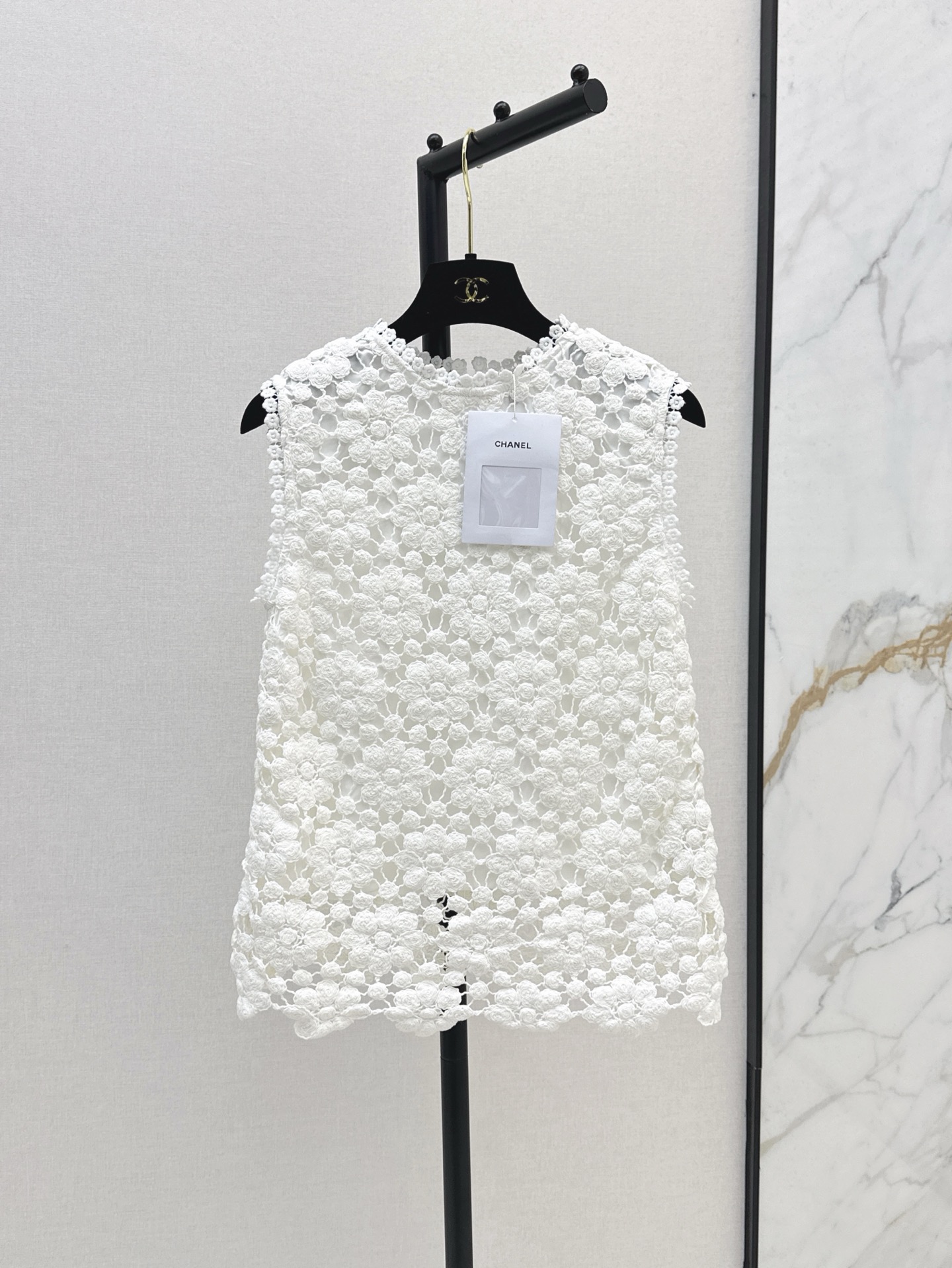 NO:423799,Elegant and elegant small top C home 25Ss————The latest retro heavy industry crochet vest top in spring and summer. A whole elegant and retro temperament. A very gentle little item. The fabric is a heavy industry crochet design. Simple and easy to wear. You can use it for daily commuting. It is also suitable for vacation. SML, Chanel, Alexander wang.19860909优雅气质小上衣 C家 25Ss————春夏最新款复古重工钩花背心上衣 一整个优雅和复古的气质感 非常温柔的小单品 面料是重工钩花设计 简洁好穿 通勤日常皆可 度假也很适合 一色现货发售sml,,chanel,alexander wang,Women's clothing