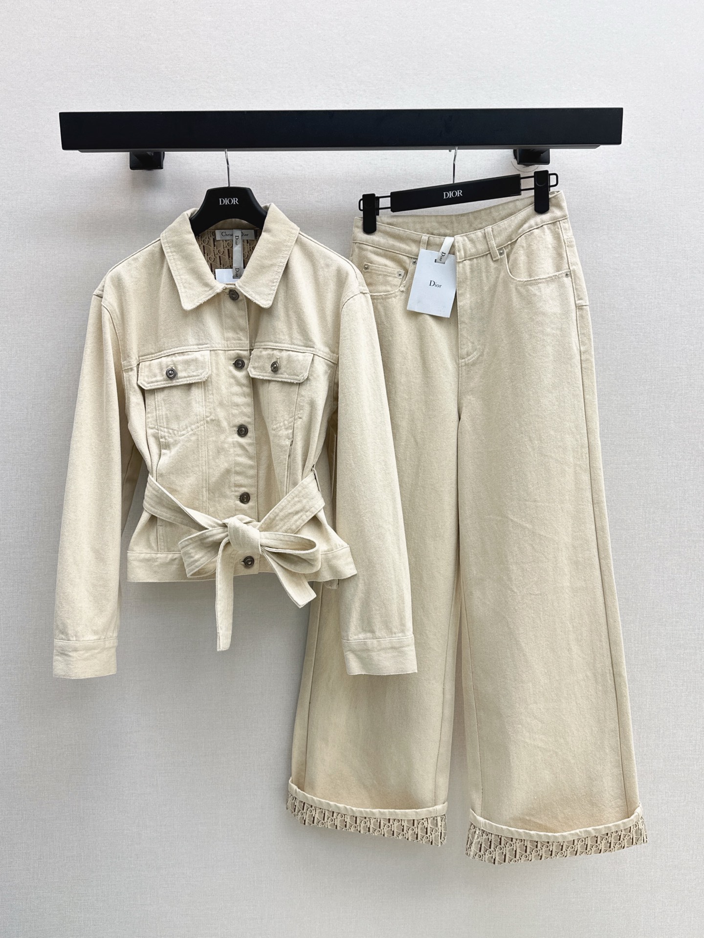 NO:423770,CD 25Ss———The latest spring and summer logo old-fashioned denim suit lapel waist jacket + medium and high waist double pocket straight jeans yb custom logo inner denim fabric high-quality craftsmanship and fashionable wardrobe must-have classic items every year Big body slimming mother's long legs Casual and fashionable handsome items One-sex split development SML jackets, jeans, jackets & coats, alexander wang19860909CD 25Ss———春夏最新款logo老花牛仔套装翻领收腰外套+中高腰双口袋直筒牛仔裤 yb定制logo内里牛仔面料 工艺高级又时髦 衣橱必备的万年搭 每年必出的经典单品 上身巨显瘦 妈生大长腿 休闲时髦的帅气单品 一色分开发 现货发售sml 外套,,jeans,jackets & coats,alexander wang,Women's clothing