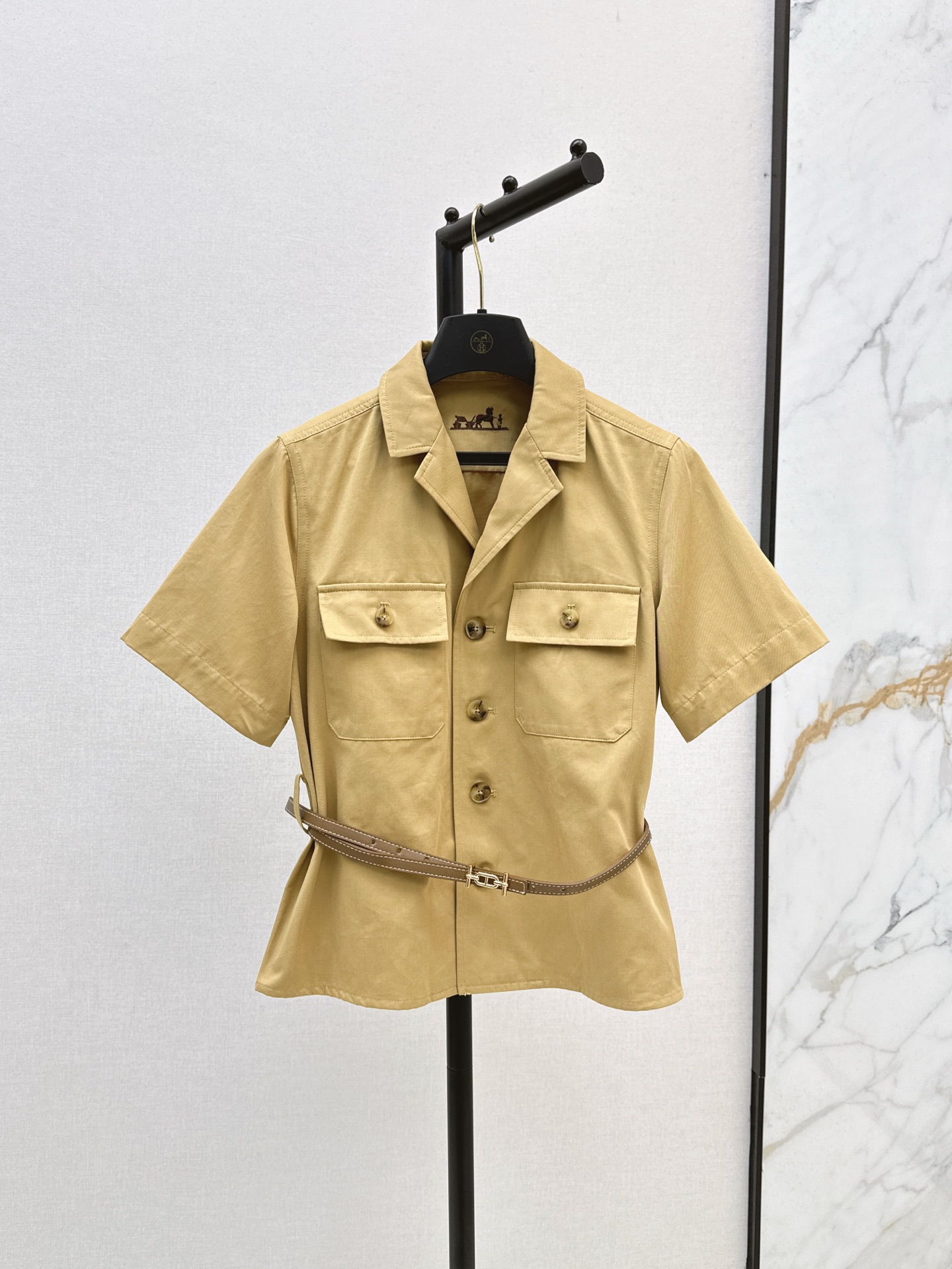 NO:423755,Her 25Ss———The latest short top + lapel design dress in spring and summer. Retro khaki. It has a work style. It has a handsome feeling. It is a skirt that can be added for all occasions. It is matched with a belt to shrink the waist and make you look slimming. The proportion of the three-seven figure is divided into one color. It is developed on spot. SML tops, skirts, alexander wang19860909Her 25Ss————春夏最新款短款上衣+翻领设计连衣裙 复古的卡其色 有种工装风的感觉 自带帅气感 很拉风 是各种场合都能加分的裙子 搭配了皮带收腰显瘦 分割三七身材比例 一色分开发 现货发售sml 上衣,,skirts,alexander wang,Women's clothing
