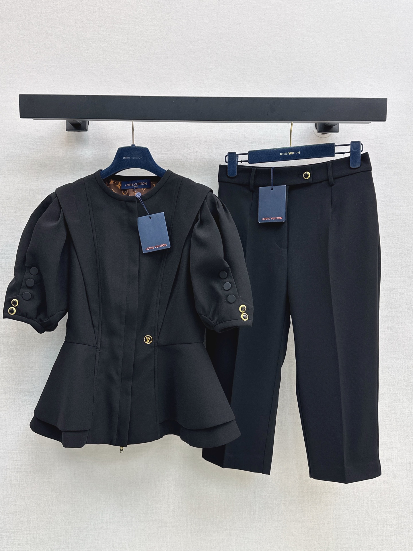 NO:425262,L Home 25Ss————The latest spring and summer ruffled puff sleeve tops Customized suit fabric Presbyterian lining inside Low-key luxury and high-end Layered ruffled zipper decoration versatile and not picky Round neck puff sleeves Ruffle design on the hem of the clothes looks slim and sweet and salty casual style. SMS, louis vuitton, alexander wang19860909L家 25Ss————春夏最新款荷叶边泡泡袖上衣 定制西服面料 里面老花内衬 低调奢华又高级 层叠荷叶边拉链装饰百搭不挑人 圆领泡泡袖 衣摆荷叶边设计上身巨显瘦 可甜可盐的休闲风 一色现货发售sml,,louis vuitton,alexander wang,Women's clothing