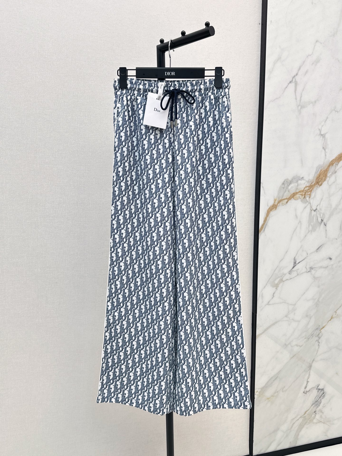 NO:425241,CD 25Ss————The latest spring and summer logo presbyopia suit shirt + trousers. The slightly transparent look is faintly visible. The style is easy to control. Everyone is easy to control. The small details are too important. The workmanship is exquisite. The inner line is sewn and craftsmanship shirts are all skewers. It is age-reducing. It is a good HOLD style. It is a fairy-like heart. It is soft and textured. It is developed in one color. It is sold on the spot. SML trousers, Shirts, Alexander wang.19860909CD 25Ss————春夏最新款logo老花套装衬衫+长裤 微透视若隐若现时尚小心机 可A可乖的风格 版型属于谁都好驾驭的 满满小细节太加分了 做工精致 内线来去缝工艺衬衣做为单品和搭配都是杠把子 减龄时尚 好HOLD住造型 深得仙女心 柔软有质感 一色分开发 现货发售sml 长裤,,shirts,alexander wang,Women's clothing