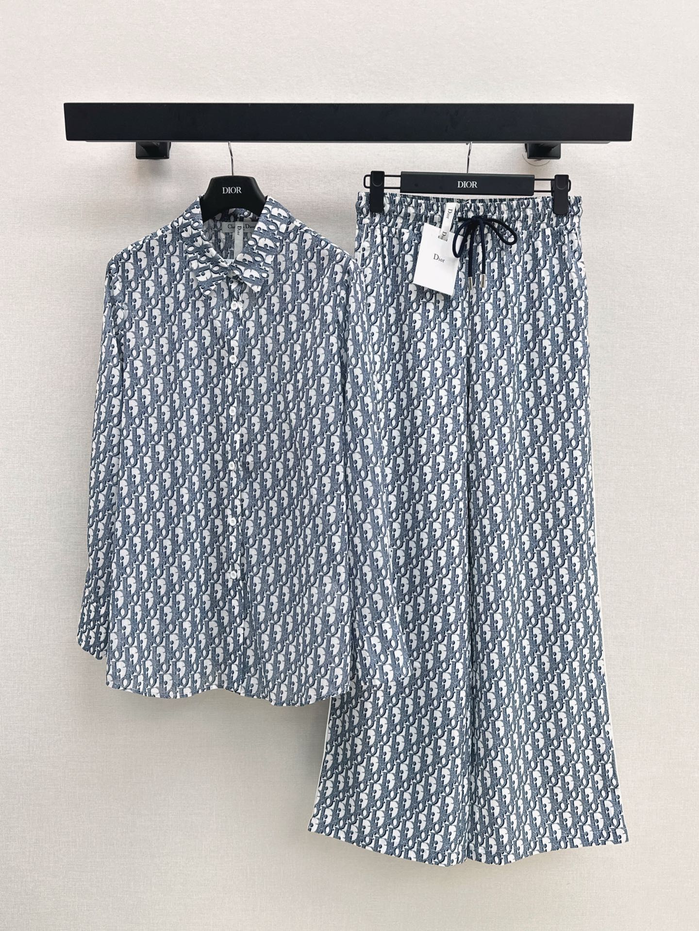 NO:425234,CD 25Ss————The latest spring and summer logo presbyopia suit shirt + trousers. The slightly transparent look is faintly visible. The style is easy to control. Everyone is easy to control. The small details are too important. The workmanship is exquisite. The inner line is sewn and craftsmanship shirts are all skewers. It is age-reducing. It is a good HOLD style. It is deeply loved by the fairy. It is soft and textured. It is developed in one color. It is sold on the spot. SML tops, shirts, alexander wang.19860909CD 25Ss————春夏最新款logo老花套装衬衫+长裤 微透视若隐若现时尚小心机 可A可乖的风格 版型属于谁都好驾驭的 满满小细节太加分了 做工精致 内线来去缝工艺衬衣做为单品和搭配都是杠把子 减龄时尚 好HOLD住造型 深得仙女心 柔软有质感 一色分开发 现货发售sml 上衣,,shirts,alexander wang,Women's clothing