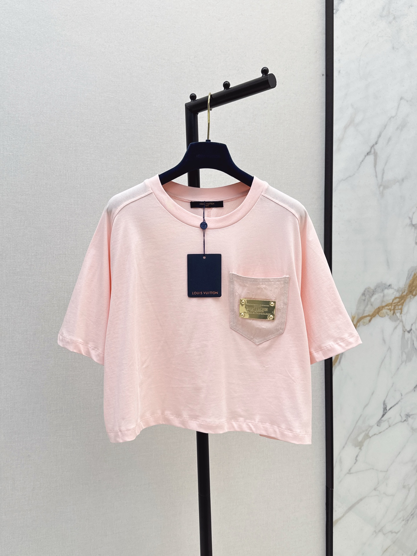 NO:425215,L Home 25Ss————The latest age-reducing pink suit for spring and summer, small short T-shirt + skirt, high-end and elegant, full of high-end outfit, light and soft, very good physical, fashionable and versatile, one-color development, spot-on sml T-shirt, louis vuitton, skirts,tees, t-shirt,alexander wang19860909L家 25Ss————春夏最新款减龄粉色系套装 小短款T恤+半裙 高级大气 满满的穿搭高级感 轻盈柔软 实物非常赞 上身洋气百搭 一色分开发 现货发售sml T恤,,louis vuitton,skirts,tees，t-shirt,alexander wang,Women's clothing
