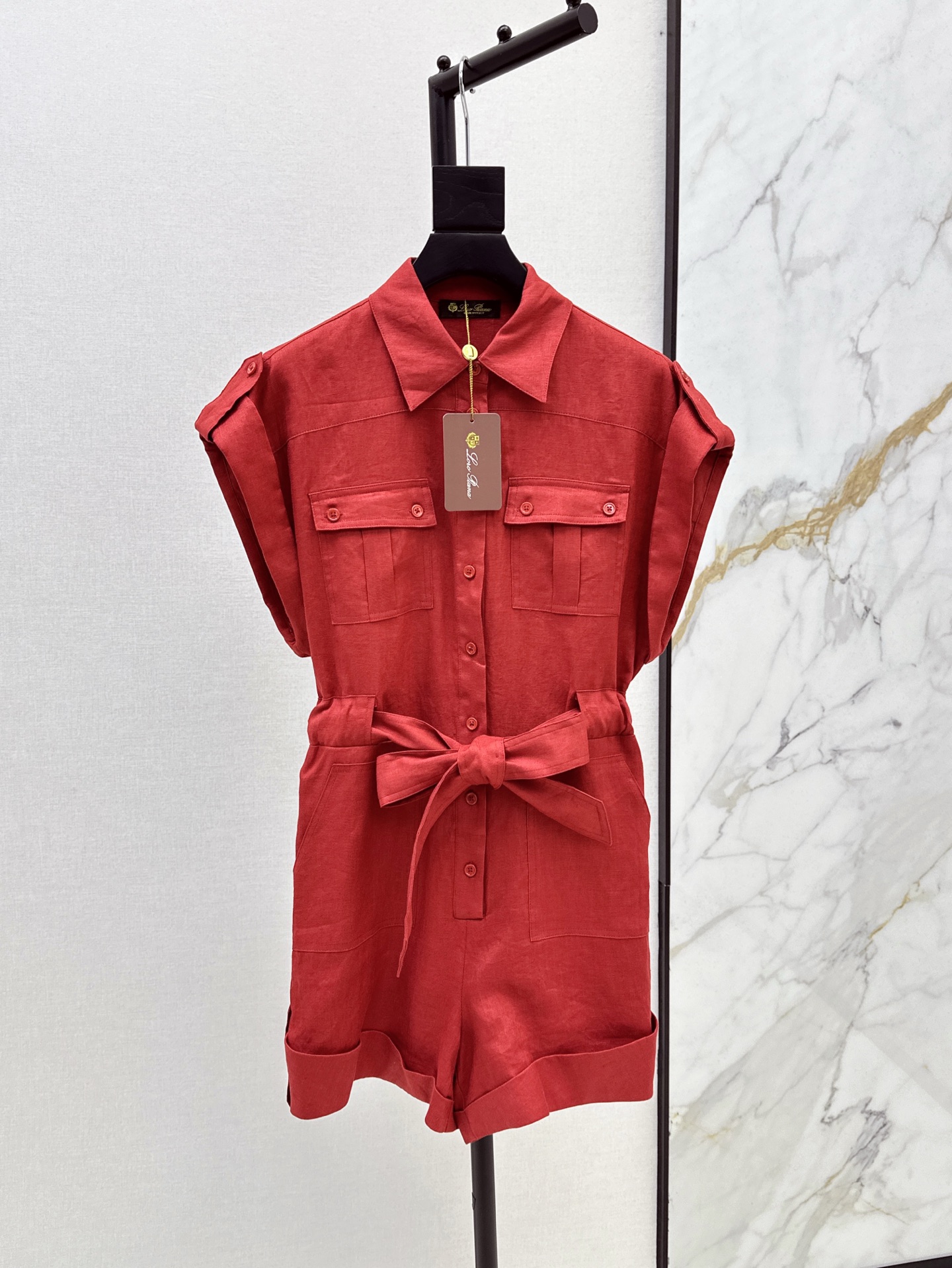 NO:425201,410L 25Ss————The latest handsome workwear style jumpsuits in spring and summer, lapel pocket design, cool and cool, walking with style, no matching worries, shoulder-down design, waist-hugging, style is not picky, small people can easily control two colors on sale in stock smlxl,,loro piano,alexander wang19860909410L 25Ss————春夏最新帅气工装风设计连体裤 翻领口袋设计 可酷可飒 走路带风 没有搭配烦恼 落肩设计 腰部收腰 版型不挑人 小个子也能轻松驾驭 两色现货发售smlxl,,loro piana,alexander wang,Women's clothing