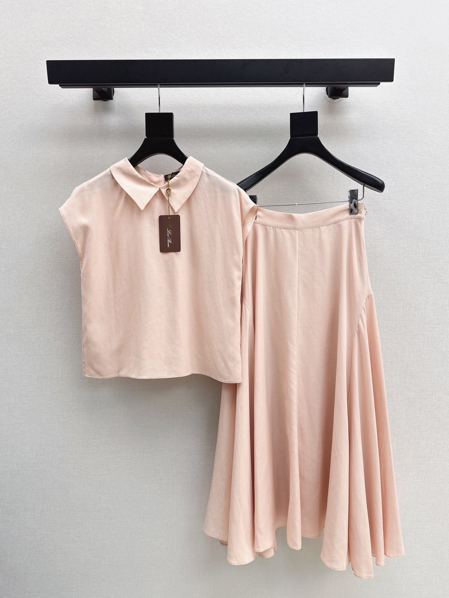 NO:425196,Exclusive first release LP 25Ss————The latest spring and summer high-spirited outfit suit age-reducing lapel top + elegant long skirt. Southern French atmosphere. Imported fabrics are light and comfortable. The pleated large umbrella hem skirt design is elegant and casual. The classic style is versatile and not picky about the upper body. Metal buckle decoration details are added. One set is available. Two colors are available in stock. SML, loro piano, skirts, alexander wang.19860909独家首发 LP 25Ss————春夏最新款高智感穿搭套装减龄翻领上衣+优雅长半裙 南法风情氛围感 进口面料质感轻盈舒适 压褶大伞摆裙摆设计优雅气质随性 经典版型百搭不挑人上身 金属扣装饰细节加分 一套出 两色现货发售sml,,loro piana,skirts,alexander wang,Women's clothing