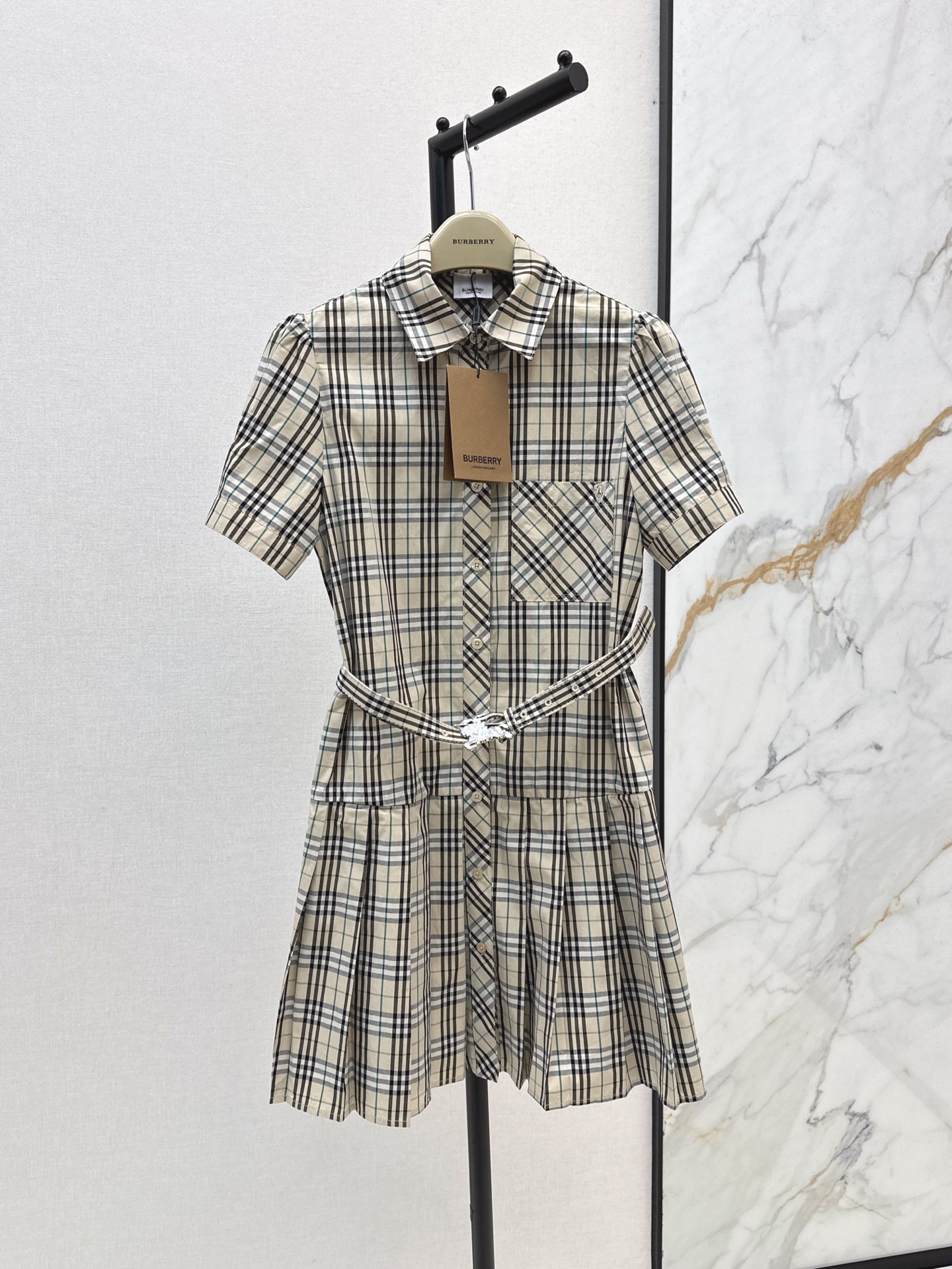 NO:425180,Retro fashionable temperament Bur 25Ss————The latest classic plaid dress in spring and summer. Reduced age-reduced retro girl temperament. I love this classic plaid. The cotton material is made of fixed woven. Wrinkle resistance. Hem pleated design. Very age-reduced temperament. It is more fashionable when paired with a metal buckle belt. Two colors are available for sale in stock. Burberry, skirts, alexander wang.19860909复古时髦气质 Bur 25Ss————春夏最新款经典格纹连衣裙 减龄复古女孩气质 超级爱这个经典格子 定织的棉材质 抗皱性很好 下摆百褶设计 非常减龄显瘦气质 搭配金属扣系腰带收腰更加时髦 两色现货发售sml,,burberry,skirts,alexander wang,Women's clothing