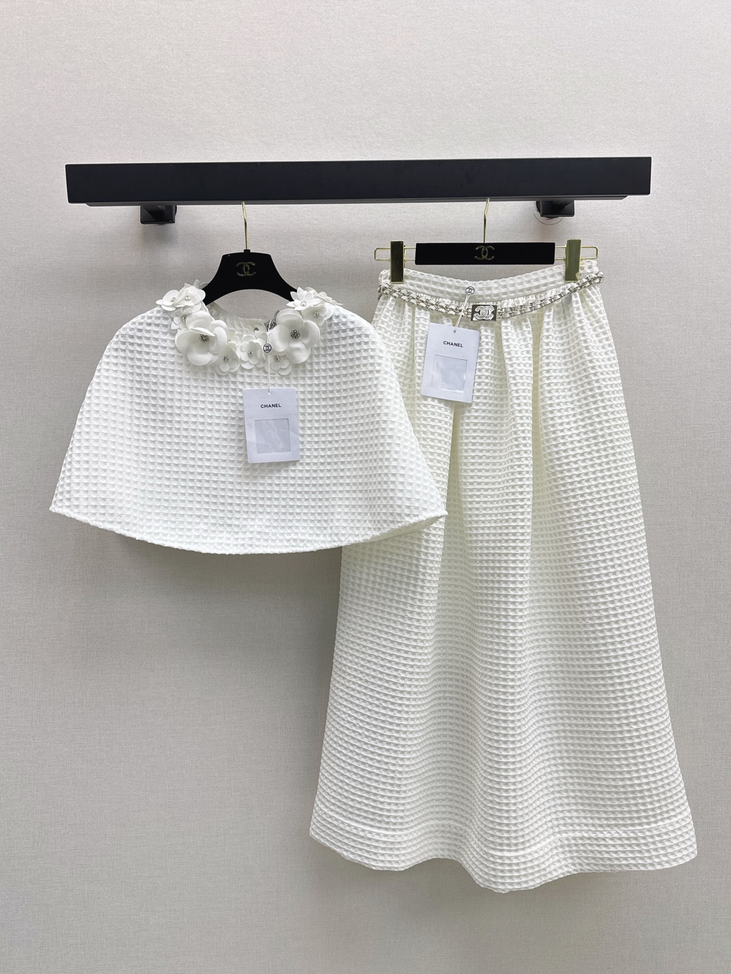 NO:425156,Exclusive model C home 25Ss————The latest spring and summer catwalks with the same style set, three-dimensional flower decorative cape top + skirt, custom plaid woven fabric, heavy weight, three-dimensional handmade small flower decoration, beautiful~ Summer vacation or daily photography is perfect, one-color split development, spot sale sml cape, chanel, skirts, alexander wang19860909独家款 C家 25Ss————春夏最新走秀同款套装立体花朵装饰斗篷上衣+半裙 定制格纹编织面料 重磅有分量 立体手工小花朵装饰 美炸啦～夏季度假或者日常拍照妥妥的好看 一色分开发 现货发售sml 斗篷,,chanel,skirts,alexander wang,Women's clothing