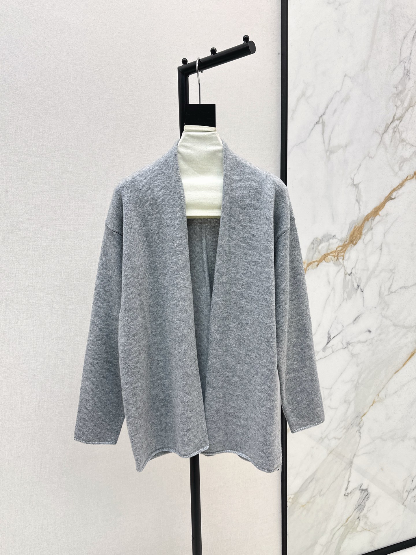 NO:503153,Essential cardigan Row 25Ss———The latest autumn and winter old-fashioned mid-length knitted cardigan. A super easy to wear and easy to match. It is a basic style that is not picky about people. The H-style tailoring is not picky about the figure at all. Two-color spot sml, alexander wang19860909必备款小开衫 Row 25Ss————秋冬最新款老钱风穿搭中长款针织开衫 超级好穿又好搭配的针织衫 属于不挑人的基础款 H版型剪裁完全不挑身材 两色现货发售sml,,alexander wang,Women's clothing