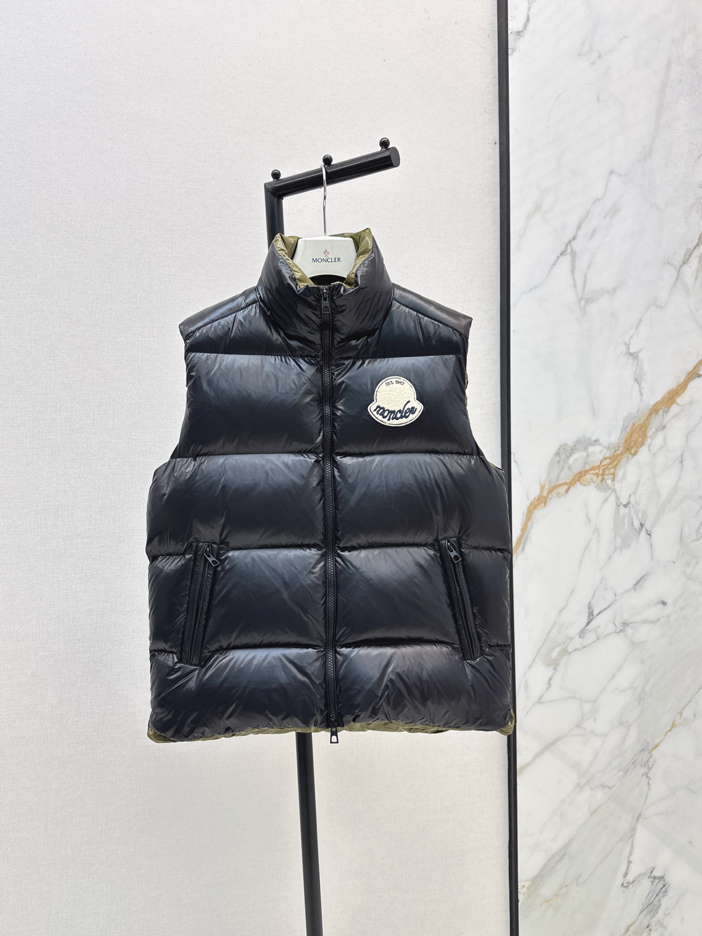 Moncler صدرية شتوية مبطنة بالريش للجنسين بتصميم عصري وأنيق