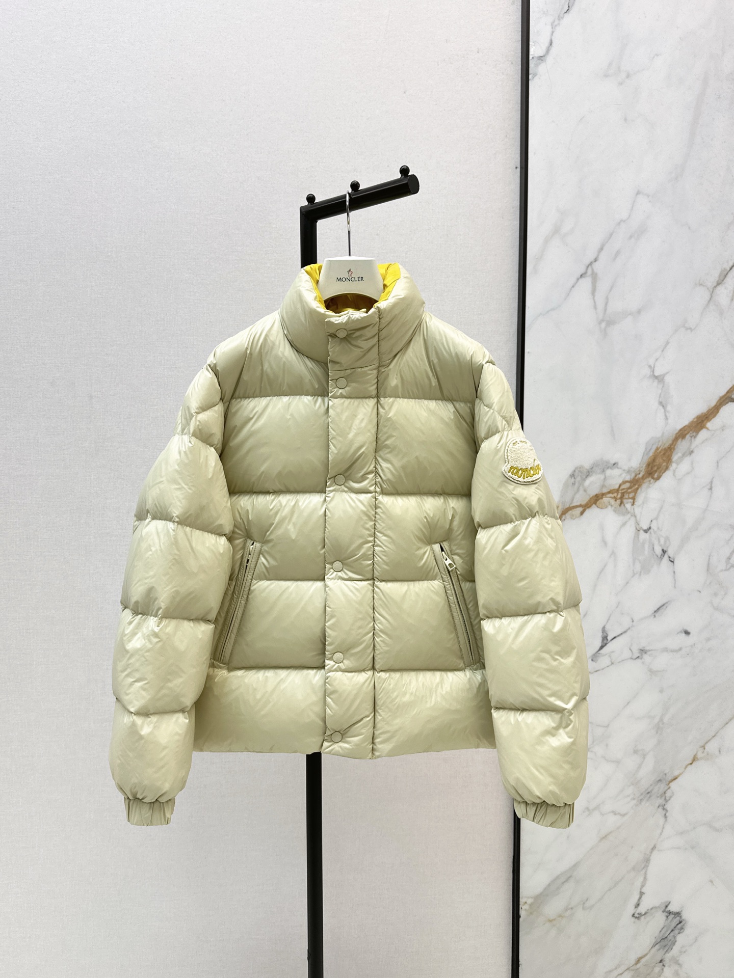 Moncler Donsjack met Kleuraccenten - Stijlvol en Warm voor Herfst & Winter