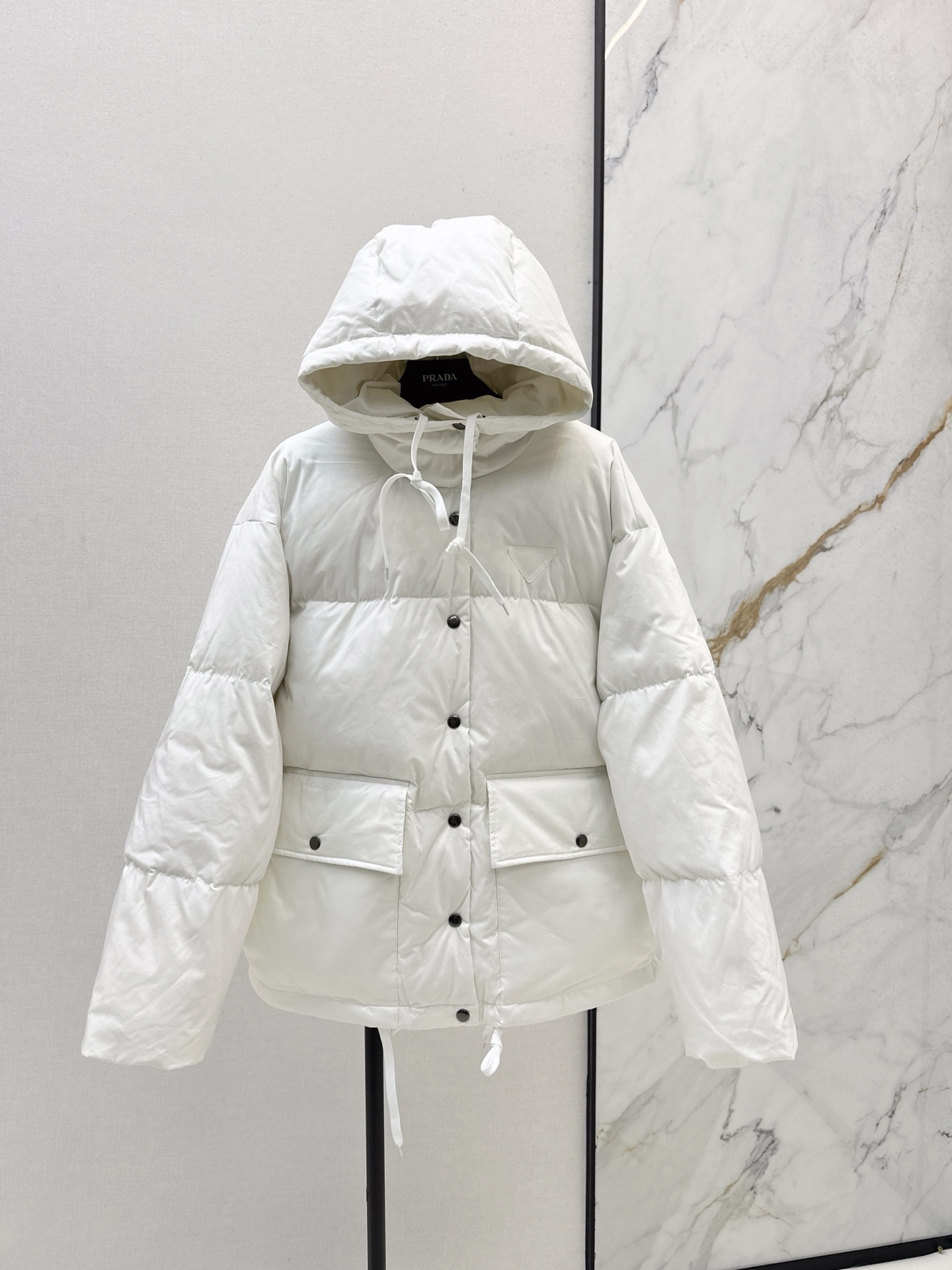 NO:503130,With dust bag PD 25Ss———The latest mid-length hooded bread down jacket in autumn and winter, the classic loose silhouette is not picky, handsome, age-reducing, fashionable and versatile, slim and warm, using recycled nylon fabric, national standard 90 white goose down filling, original open film custom hardware accessories, perfect workmanship quality depends on details, one color is available in stock, sml, jackets & coats, down jacket, hats, alexander wang19860909配防尘袋PD 25Ss———秋冬最新款中长款连帽面包羽绒服外套经典宽松廓形版型不挑人 帅气减龄时髦百搭上身显瘦又保暖 采用再生尼龙面料 国标90白鹅绒填充 原版开膜定制五金配件 完美做工品质看细节 一色现货发售sml,,jackets & coats,down jacket,hats,alexander wang,Women's clothing