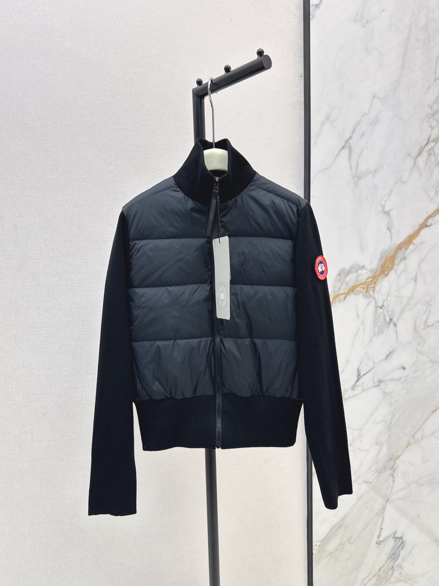 NO:503127,With dust bag Cannada~ G 25Ss———The latest classic stand-alone collar zipper wool knitted splicing jacket single down jacket winter inner wear artifact for winter must-have items in early autumn. Diamond quilted stand-alone collar slim fit style is versatile and not picky. The splicing design reduces age and is fashionable. Original custom national standard 90 white duck down filling. Imported light memory silk fabric is breathable and lightweight. Imported machine sewing line craftsmanship. The upper body is capable and handsome. Original hardware accessories. Two colors are available for sale in stock. Sml,, jackets & coats, jackets & coats, down jacket, alexander wang.19860909配防尘袋Cannada～ G 25Ss———秋冬最新款经典立领拉链羊毛针织拼接夹克单羽绒外套冬天的内搭神器早秋必备单品 菱格绗缝小立领修身版型百搭不挑人 拼接设计减龄又时髦 原版定制国标90白鸭绒填充 进口轻盈记忆丝面料质感透气轻便 进口机缝制线条工艺 上身干练帅气 原版五金配件 两色现货发售sml,,jackets & coats,jackets & coats,down jacket,alexander wang,Women's clothing