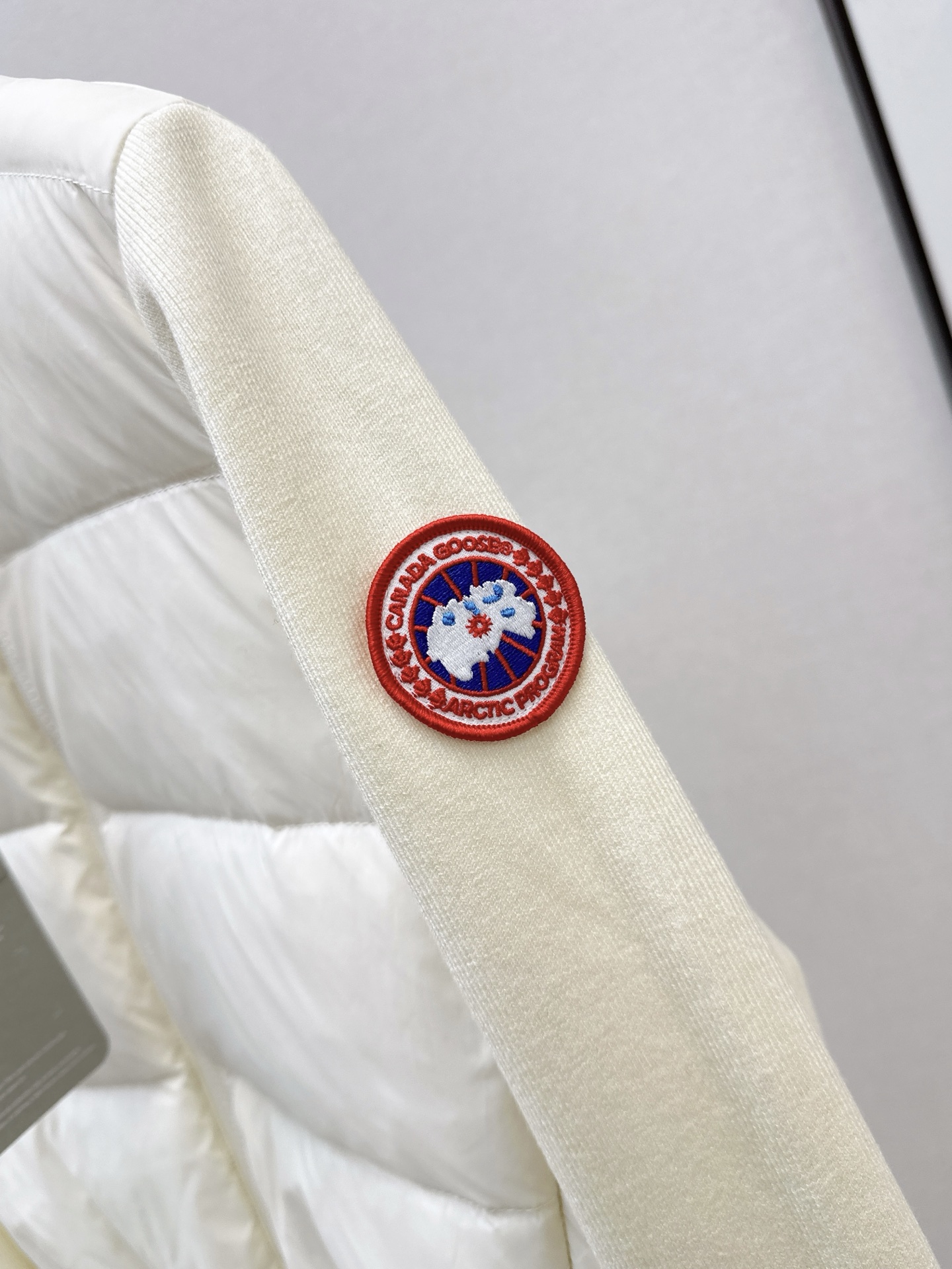 Canada Goose Women's Wool Knit & Quilted Down Jacket | Lightweight & Stylish 7 i1758029548708 1249 0 5