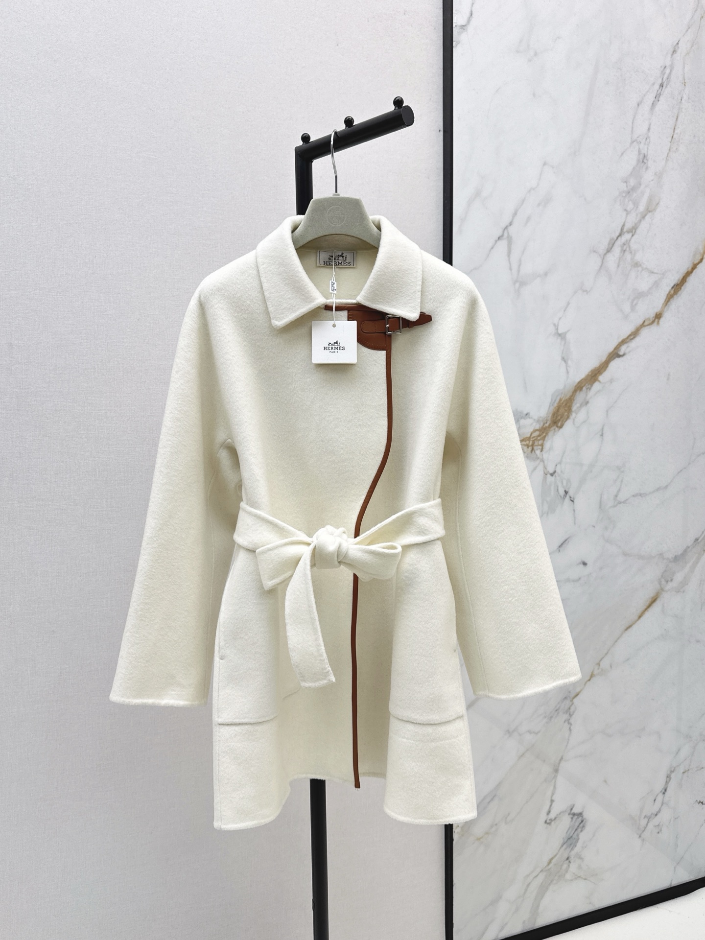Elegante Off-White Wollen Jas met Leren Accent en Riem - Herfst/Winter Collectie