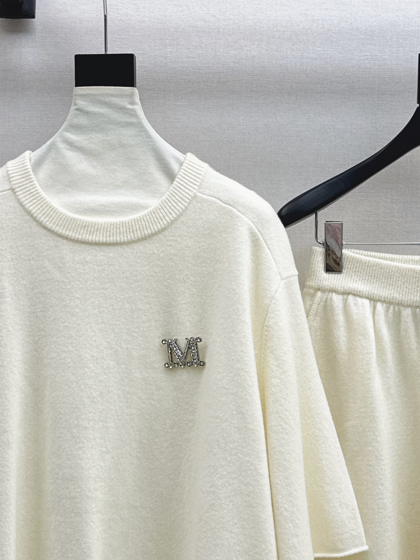 Max Mara Wool Blend Knit Top & Shorts Set - Relaxed Fit, Casual Style 5 i1758030621457 5945 0 3