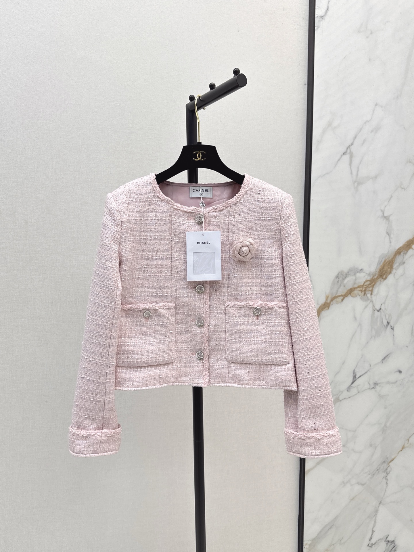 Élégant Veste Courte Chanel en Tweed Rose, Collection Automne/Hiver, Taille S-L