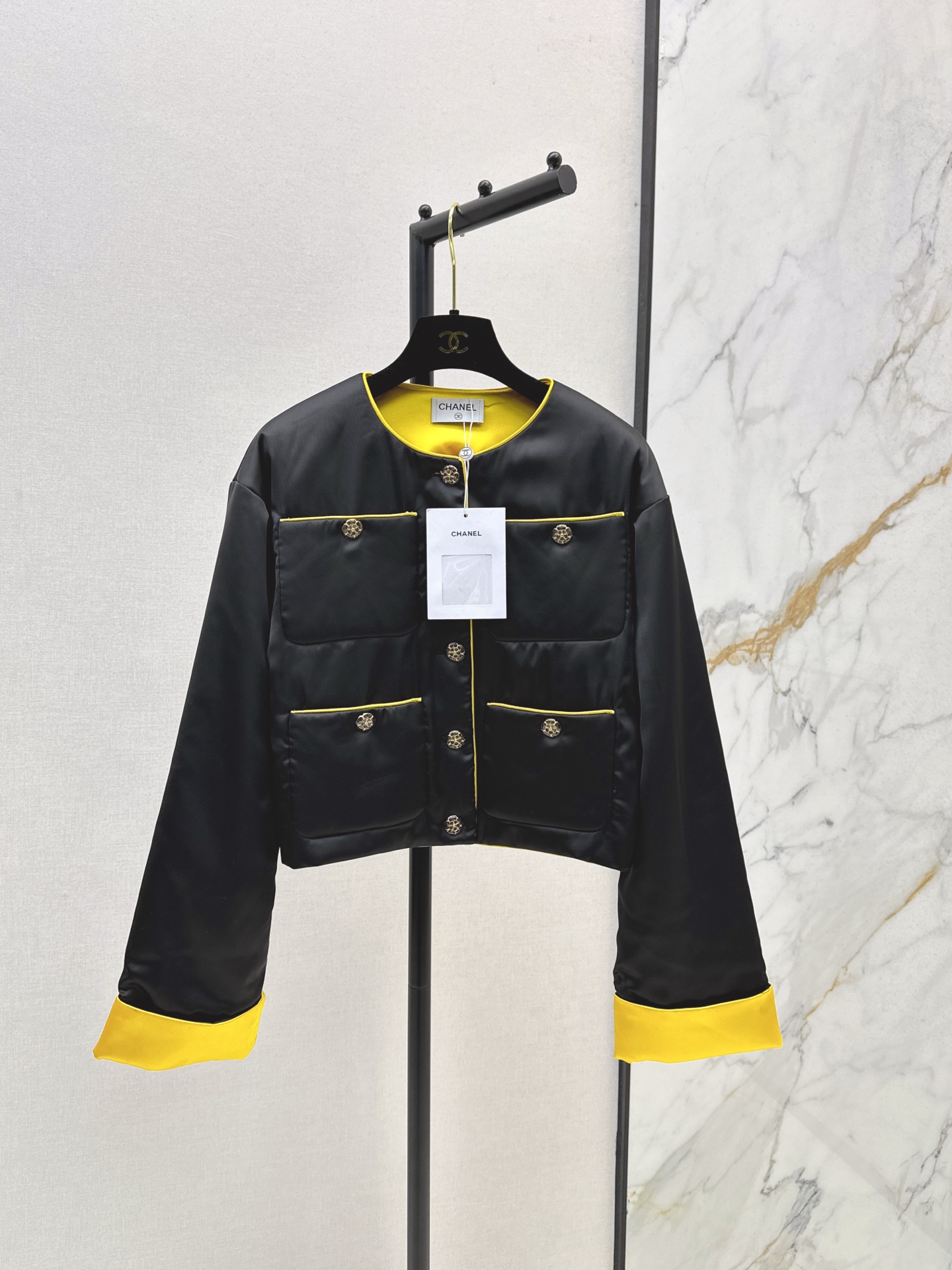 NO:503126,Exclusive first launch C home 25Ss———The latest round neck four-pocket decorative cotton jacket with casual match with knitted base is elegant and elegant. A slightly loose box style cut. It is not picky about the figure at all. Elegant and famous temperament. The collision of contrasting lining methods is at the top of fashion. One-size spot-on sml, chanel, jackets & coats, alexander wang19860909独家首发 C家 25Ss————秋冬最新款圆领四口袋装饰棉服外套随意搭配针织打底优雅又气质 略微宽松的箱型版型剪裁 完全不挑身材 优雅名媛气质 撞色内衬做法的碰撞走在时尚的顶端 一色现货发售sml,,chanel,jackets & coats,alexander wang,Women's clothing