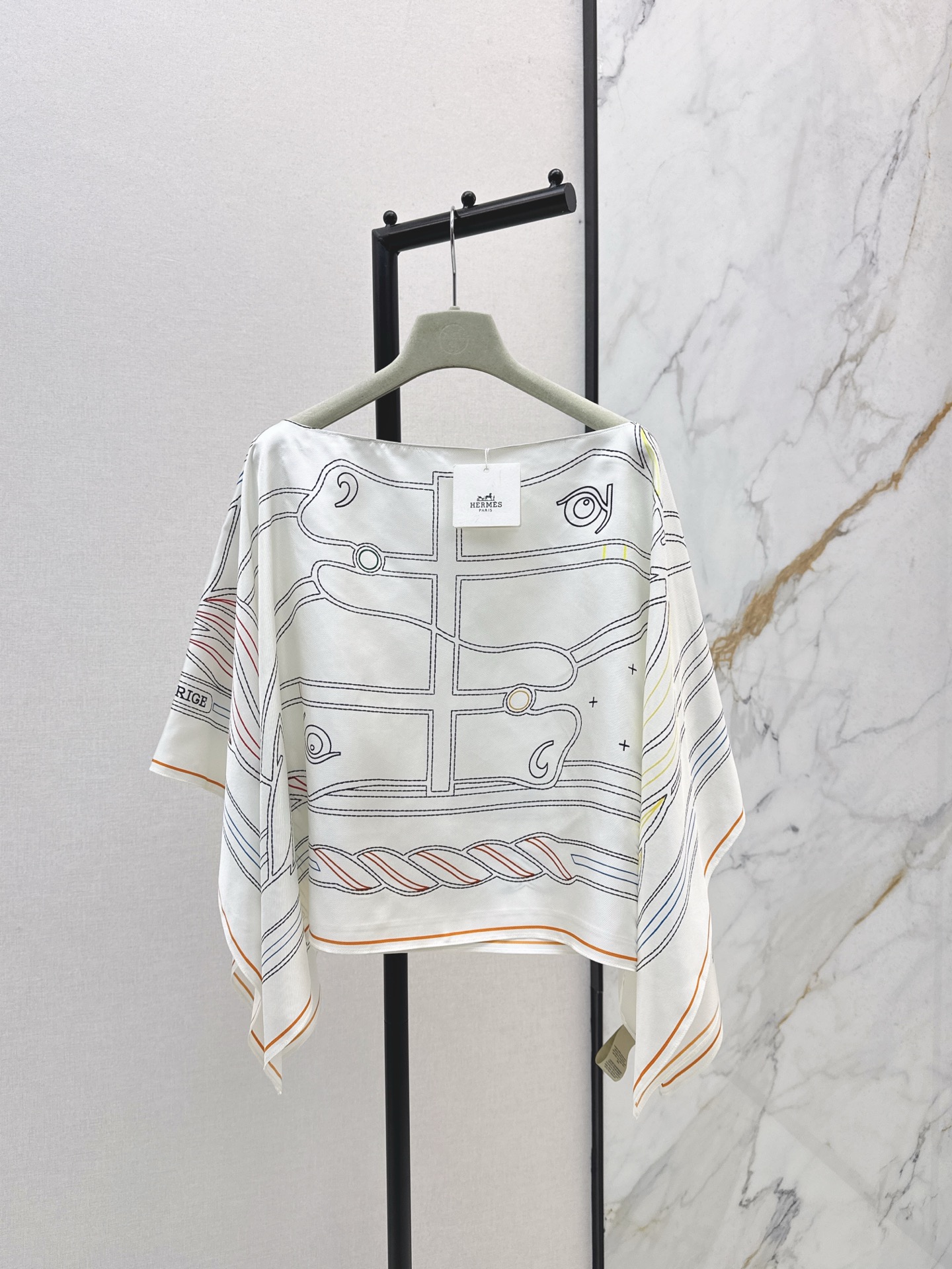 Élégant Poncho/Écharpe en Soie Hermès - Motifs Imprimés, Parfait pour Toutes les Saisons