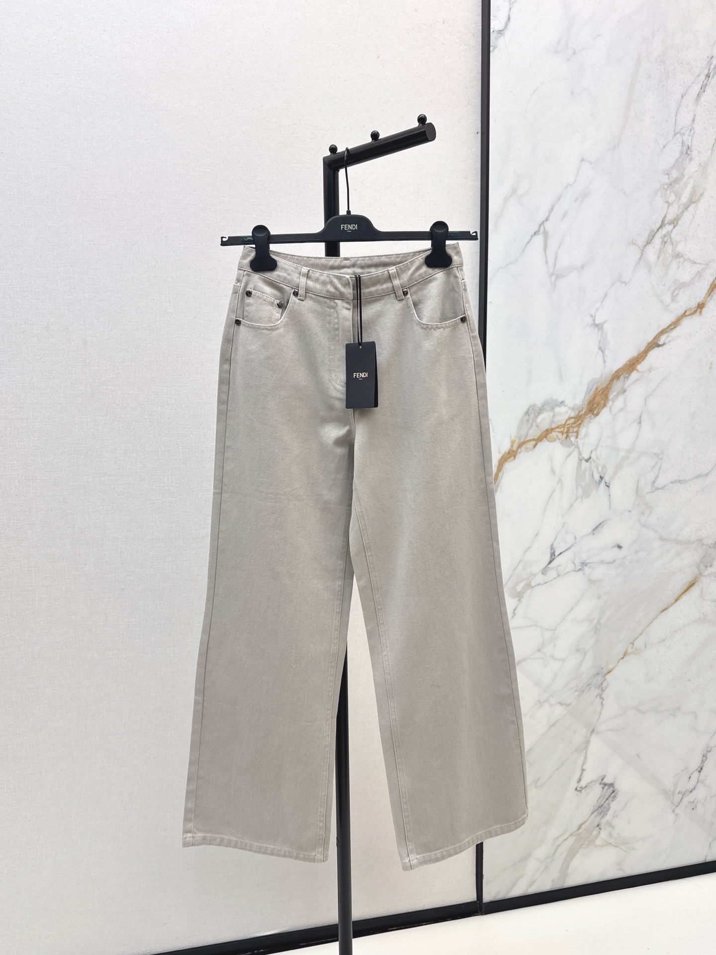 NO:503844,FD 25Ss———The latest high-end gray denim series in autumn and winter. Short denim shirt + long + jeans. The whole piece is three-dimensional. All-round exquisite and beautiful. It looks good inside and outside. Celebrity outfit. The upper body is super covered with flesh and slimming. Super pull-up leg proportions. Simple. Fashionable and high-end. Daily elegant and fashionable. Very good color. The fabric is high-quality and textured. Must-have for dates and shopping. One-color distribution. SML is available in stock., jeans,shirts,alexander wang.19860909FD 25Ss———秋冬最新款高级灰色系牛仔一系列 短款牛仔衬衫+长款+牛仔裤 整件立体剪裁 全方位精致做里里外外都好好看 明星穿搭 上身超级遮肉显瘦 超拉腿部比例 简简单单 穿出时髦的高级感 日常优雅又时髦巨百搭 颜色很好看 面料高级又有质感 约会逛街必备 一色分开发 现货发售sml,,jeans,shirts,alexander wang,Women's clothing