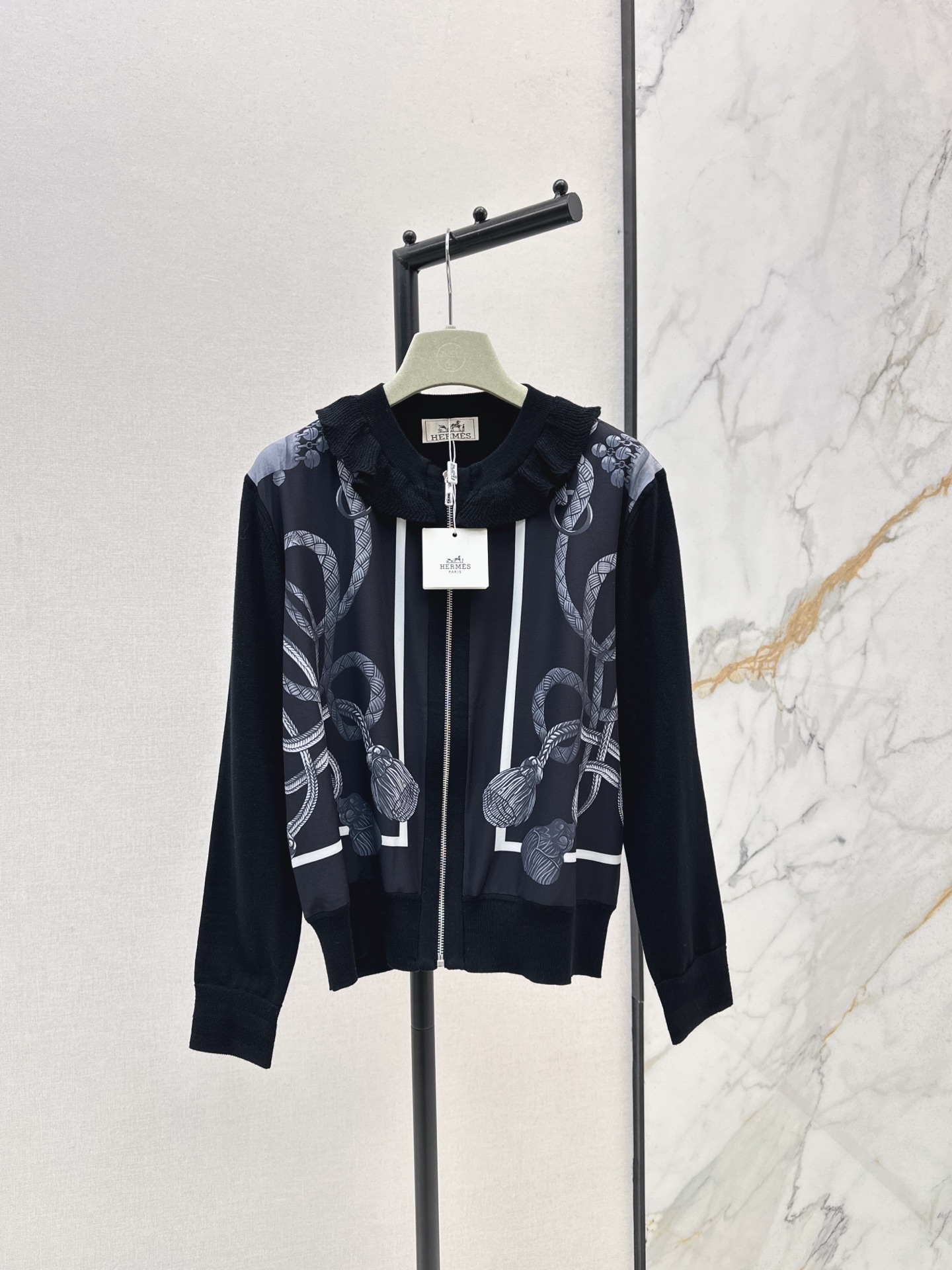 NO:503842,Her 25Ss———The latest autumn and winter rope print pattern spliced ​​wool knitted cardigan temperament ruffled round neck design. Zipper H style is elegant and fashionable. It is not picky about people and looks slim and versatile. Two colors are available for sale in stock. Alexander wang19860909Her 25Ss————秋冬最新款绳索印花图案拼接羊毛针织开衫气质荷叶边圆领设计 拉链H版型优雅又时髦 不挑人上身显瘦又百搭两色现货发售sml,,alexander wang,Women's clothing