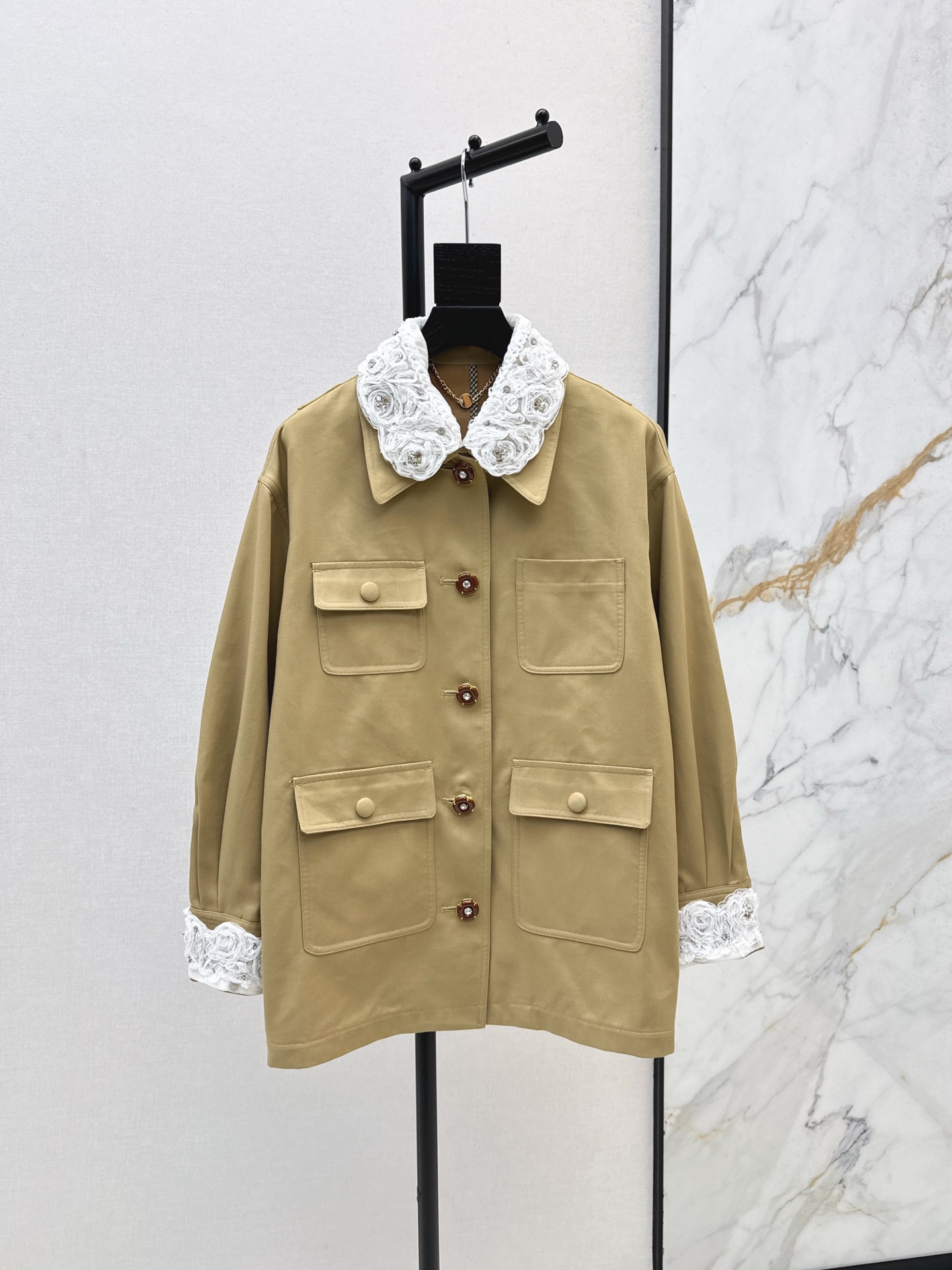 NO:503820,VLTN 25Ss———The latest sweet girl ceiling in autumn and winter, four-pocket design windbreaker jacket, paired with lace elements (removable) cuffs and neckline, inadvertently revealing exquisite and playfulness, breaking the items of windbreaker, can be cool and girlish, and you won’t make any mistakes when wearing classic khaki. One color is available for sale in stock, Jackets & coats, alexander wang19860909VLTN 25Ss———秋冬最新款甜妹天花板 四口袋设计风衣外套 搭配蕾丝元素（可拆卸）袖口和领口不经意露出精致俏皮 一下子打破了风衣的单品 可以又飒又有少女感 经典卡其色怎么穿都不会出错 一色现货发售sml,,jackets & coats,alexander wang,Women's clothing