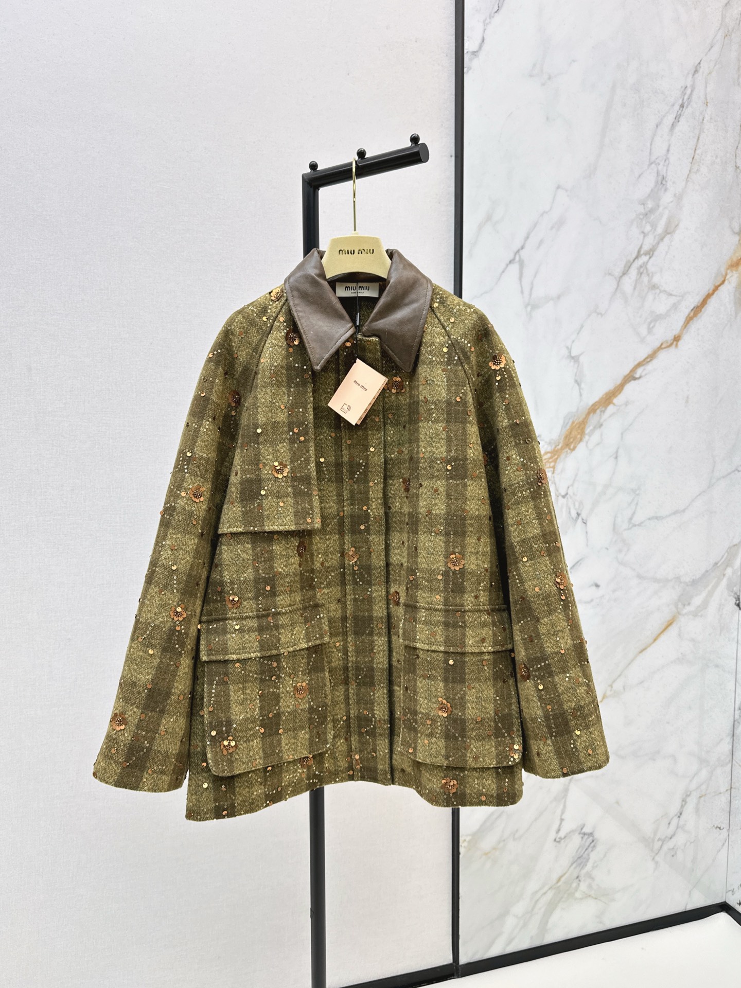 NO:503817,Miu 25Ss———The latest high-end retro plaid series of heavy industry nail bead sequins double pocket jackets. Heavy Industry developed a solid wool wool material. The color matching retro atmosphere is full. The girl’s elegant style is not lost. The versatile style is not picky at all. The wool content is high and warm and stylish. Heavy Industry’s plaid tailoring is labor-intensive. The autumn and winter color matching is quite age-reducing and fresh. It is more outstanding among the dark colors of autumn and winter. One color is available in stock. SML, miumiu, jackets & coats, alexander wang19860909Miu 25Ss———秋冬最新款高级复古格纹系列重工钉珠亮片双口袋外套 重工开发定织的厚羊毛呢材质 配色复古氛围感拉满 少女优雅风不失甜美 版型百搭完全不挑人羊毛含量高温暖有型 重工对格纹剪裁超级费面料耗工时 秋冬配色相当减龄清新 在秋冬一众的深色系里更显出众 一色现货发售sml,,miumiu,jackets & coats,alexander wang,Women's clothing