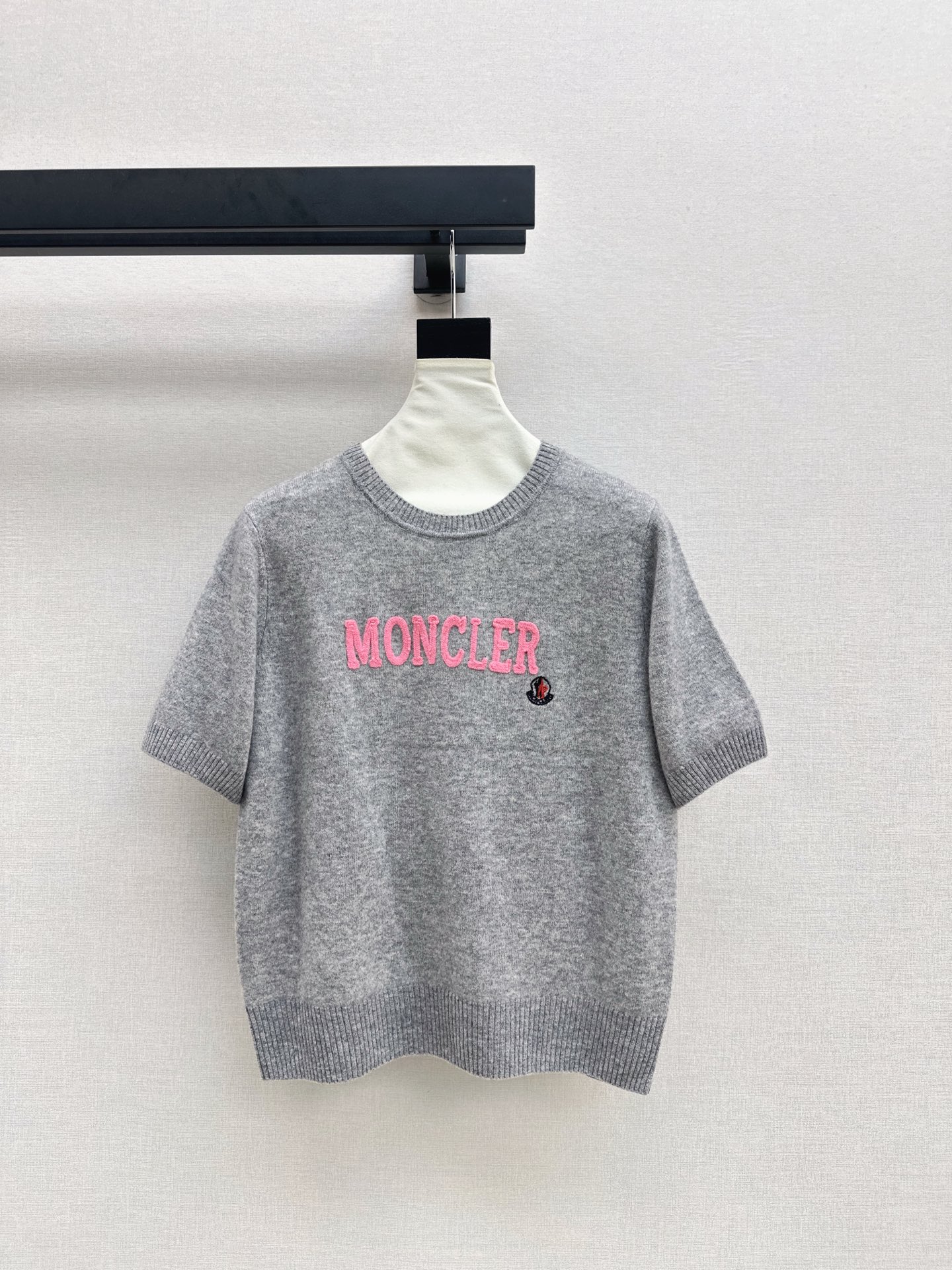 NO:503819,Exclusive first release Mc 25Ss———The latest logo embroidered decorative pullover sweater in early autumn is 100% wool texture and soft texture. The texture of the woven surface is soft and not loses muscles. The upper body is three-dimensional and stylish. It is easy to reduce age in daily life. It looks good with various skirts and trousers~~Three colors are available in stock. SML, skirts, alexander wang19860909独家首发 Mc 25Ss———早秋最新款logo刺绣装饰套头针织衫百分百羊毛质地质感软糯满满的精致感 织面质感柔软又不失筋骨 上身立体有型 日常轻松减龄 搭配各式裙装裤装都好看～～三色现货发售sml,,skirts,alexander wang,Women's clothing