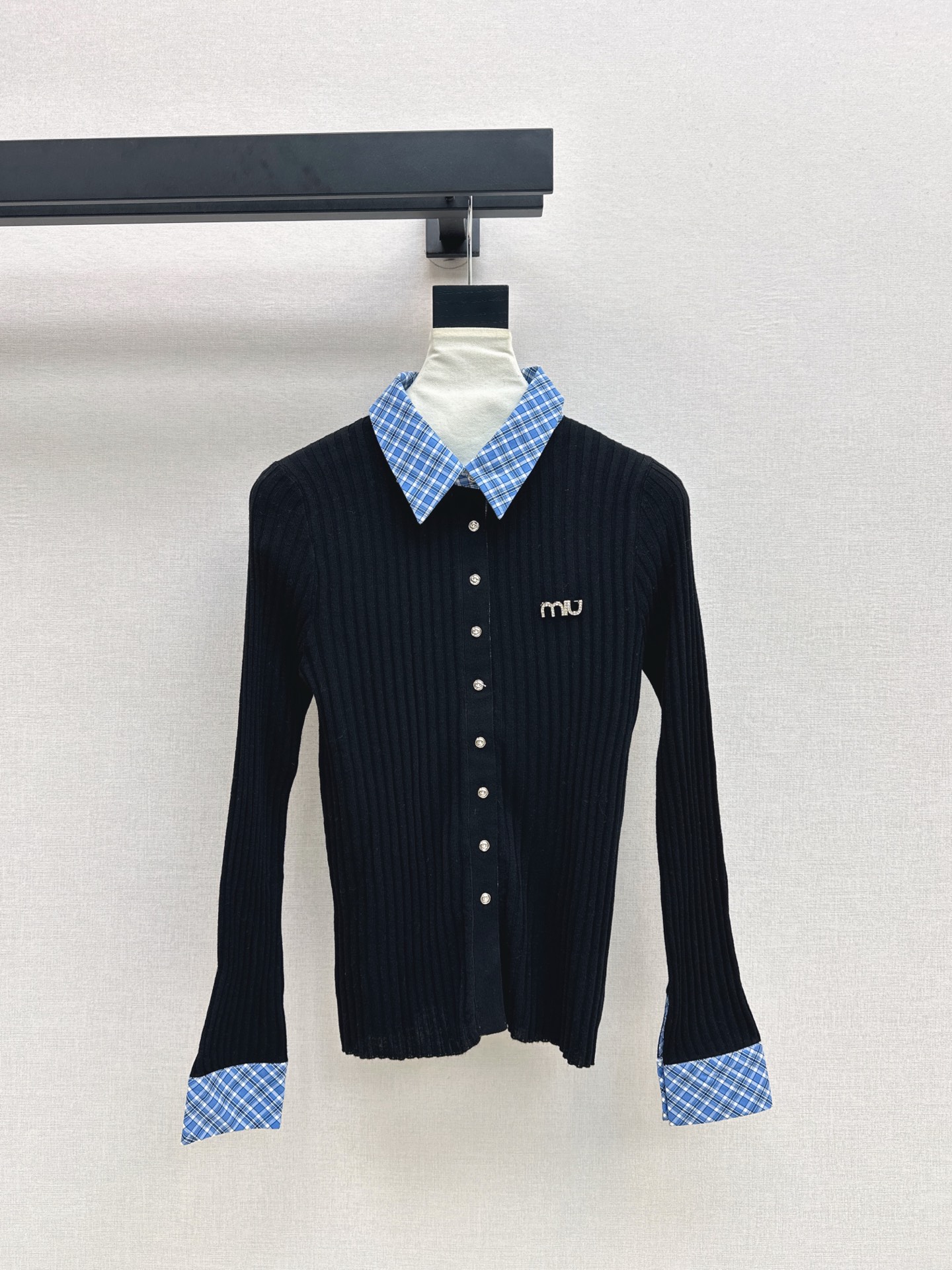 NO:503816,miu 25Ss————The latest plaid splicing fake two-piece sweater in autumn and winter, no matter how you wear it, it is high-end, layered fake two-piece design is full of exquisite feminine outfits, look~ short style can better show the body proportions. Two-color sml, miumiu, alexander wang19860909miu 25Ss————秋冬最新款格纹拼接假两件针织衫经典配色怎么穿都高级 叠层假两件设计感爆棚 精致女人味穿搭Look～短款版型更能展现身材比例 两色现货发售sml,,miumiu,alexander wang,Women's clothing