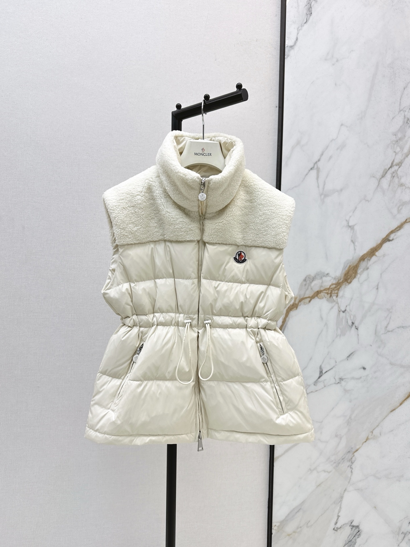 Moncler جاكيت بدون أكمام من الفرو الصناعي بحافة متباينة وحزام خصر قابل للتعديل
