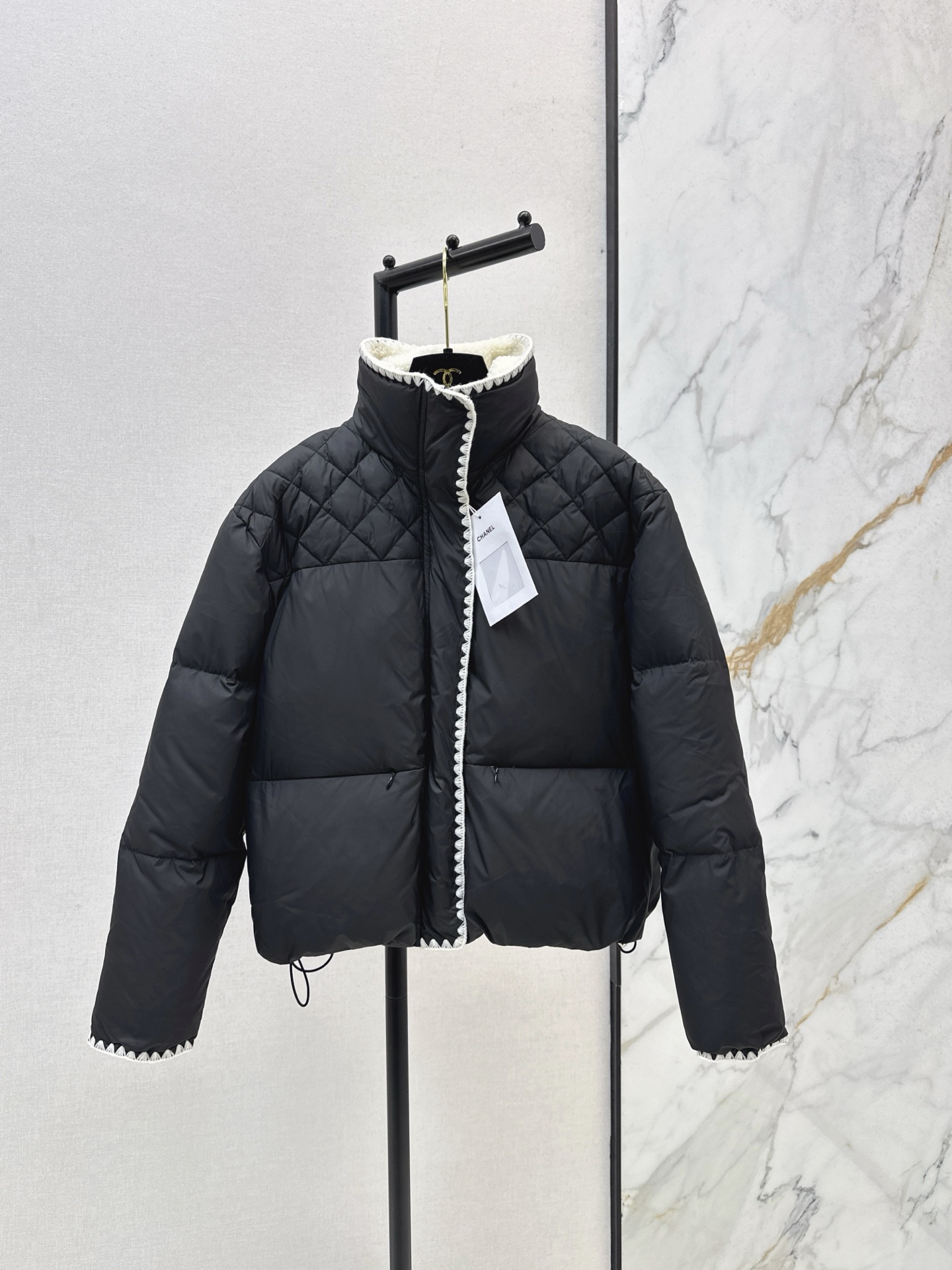 Veste d'hiver matelassée Chanel, coupe moderne et détails contrastés