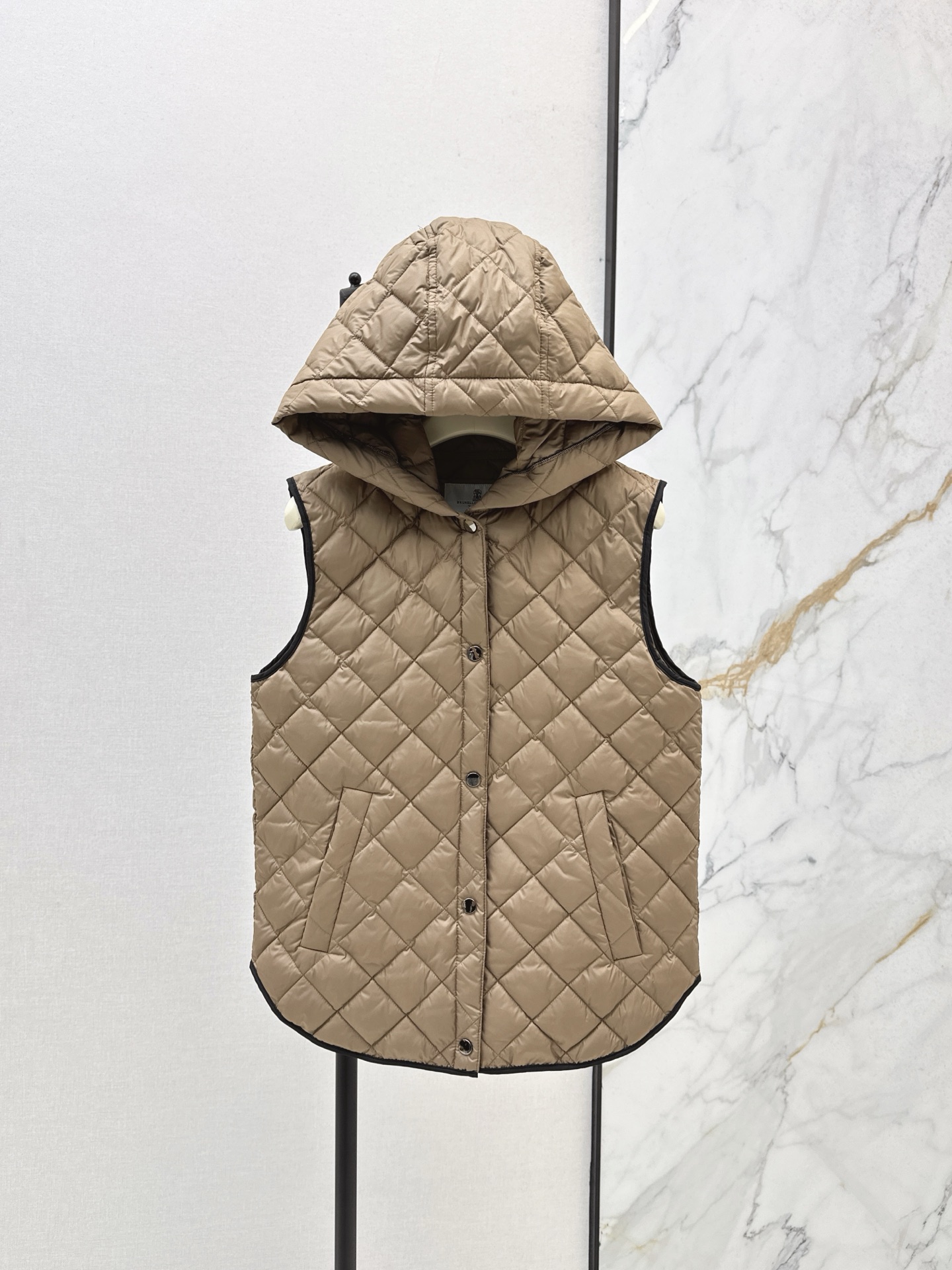 NO:503840,With dust bag down filling~ Bc 25Ss———The latest diamond quilted down vest jacket hooded design webbing edging to reduce age-reducing girl style outfits Imported machine pressing grid craft three-dimensional tailoring Classic style interprets the autumn and winter stacking shape warm artifact British style versatile and handsome Light and warm 90 velvet filling Randomly interprets high-end and elegant Italian outfit Look~ Two colors are available for sale in stock sml, Jackets & coats, down jacket, hats, alexander wang19860909配防尘袋羽绒填充～ Bc 25Ss————秋冬最新款菱形绗缝羽绒马甲外套连帽设计织带包边减龄少女风穿搭 进口机压线格工艺对格立体剪裁 经典版型演绎秋冬叠搭造型保暖神器 英伦风百搭又帅气 轻盈保暖90绒填充 随意演绎高级优雅意式穿搭Look～ 两色现货发售sml,,jackets & coats,down jacket,hats,alexander wang,Women's clothing