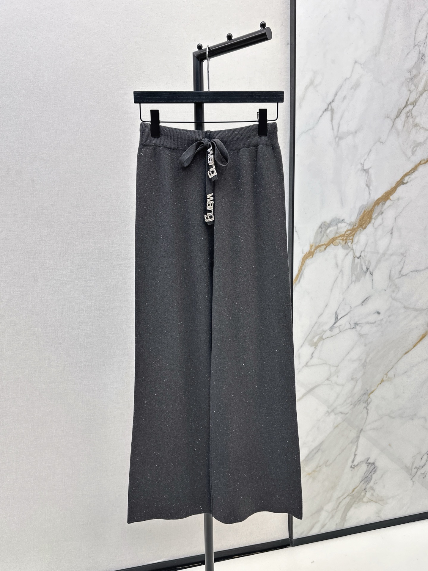 NO:504716,AW 25Ss——The latest hardware letter decorative straight-leg pants in autumn and winter. Comfortable and stylish. Elegant and elegant design. You can wear everyday OL to interpret classic British fashion. A timeless item. All kinds of things can be perfectly controlled~ casual girlish. Four spot sml, alexander wang19860909AW 25Ss———秋冬最新款五金字母装饰直筒裤 质感舒适又有型 优雅气质设计 日常OL都可穿搭演绎经典英伦时尚 一款永不过时的单品 各种都能完美驾驭～休闲少女感 四现货发售sml,,alexander wang,Women's clothing