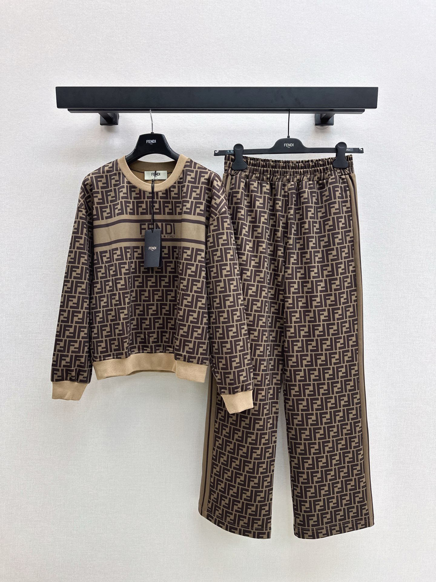 NO:504706,FD 25Ss———The latest classic casual suit for autumn and winter. Classic logo, presbyopia sweatshirt + elastic waist casual pants. The sweatshirt fabric is comfortable and breathable. It is crisp and stylish. Fashionable and casual. The chest is decorated with an iconic letter logo. Rich visual effect is more fashionable. The loose silhouette makes it look slim and adds vitality. One set is available in stock. SML, hoodie, sweatshirts, alexander wang.19860909FD 25Ss———秋冬最新款经典休闲套装 经典logo老花卫衣+松紧腰休闲裤 卫衣面料舒适透气 挺括有型 时髦休闲 胸前饰以标志性字母徽标 丰富视觉效果更显时髦 廓形宽松版型显瘦增添活力 一套出 一色现货发售sml,,hoodie,sweatshirts,alexander wang,Women's clothing