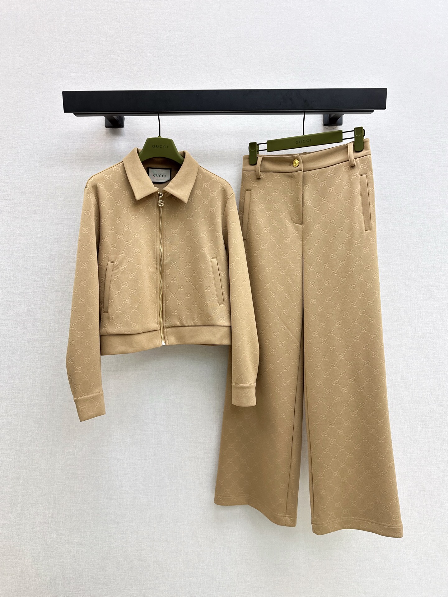 NO:504701,Gu 25Ss———The latest handsome and fashionable suit in autumn and winter. Zipper jacket + elastic waist trousers. Customized twill cotton. Comfortable and smooth. Fashionable. Lapel zipper jacket tailoring. Zipper plaid design is adjustable. Chain hollow letter decoration makes it more textured. Matched with wide-leg straight trousers in the same series. Comfortable and fashionable. It can be easily controlled for daily travel or leisure. One set is available. Two colors are available for sale in stock. Sml, Jackets & coats, alexander wang.19860909Gu 25Ss————秋冬最新款帅气时髦套装 拉链外套+松紧腰长裤 定制斜纹全棉材质 舒适垂顺 穿搭洋气 翻领拉链外套剪裁 拉链开襟设计随意调节 链扣镂空字母装饰更显质感 搭配同系列阔腿直筒长裤 穿搭舒适时尚 无论日常出行还是休闲娱乐 都能轻松驾驭 一套出 两色现货发售sml,,jackets & coats,alexander wang,Women's clothing